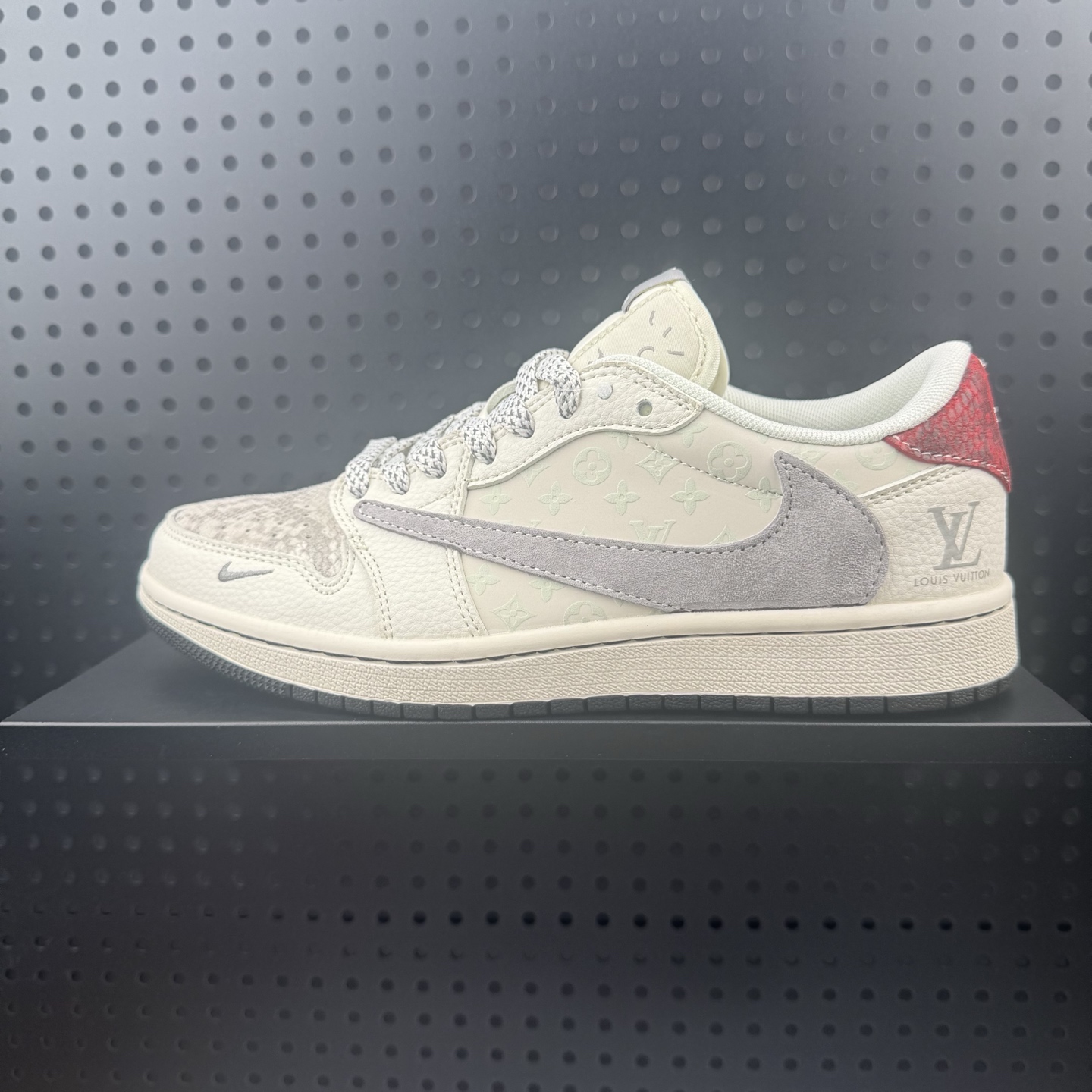 💰240
✅ Travis Scott x Jordan 1 Low “LV联名——印花米灰红” 高端定制 乔丹倒勾低帮休闲板鞋 大厂纯原品质出货 纯正版型 定制鞋盒 皮料切割干净无任何毛边 细节完美  超高清洁度
货号：QW5088-209
Size：36 36.5 37.5 38 38.5 39 40 40.5 41 42 42.5 43 44 44.5 45（32）
