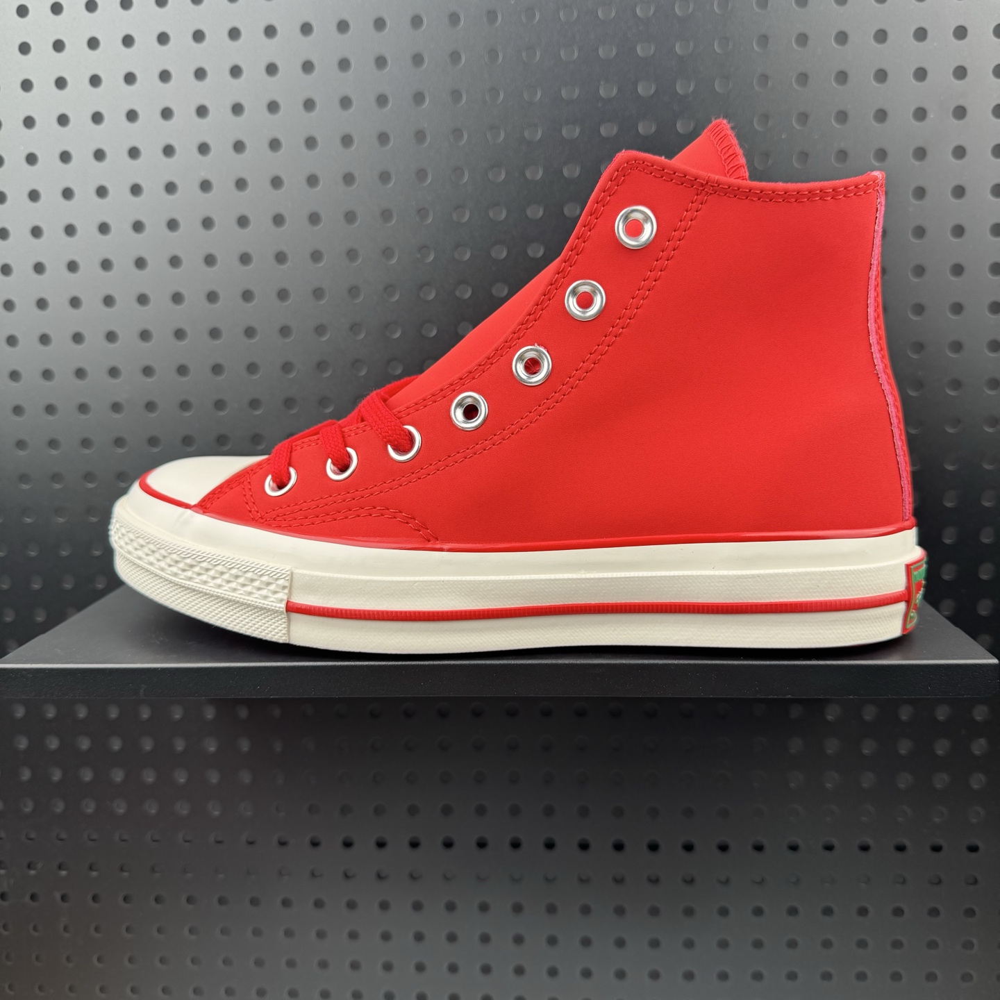 💰110
✅ Converse Chuck Taylor All Star 百搭舒适 高帮 帆布鞋 男女同款 红色
货号：A18992C
尺码:36 36.5 37.5 38 38.5 39 40 40.5 41 42 42.5 43 44 45（07）