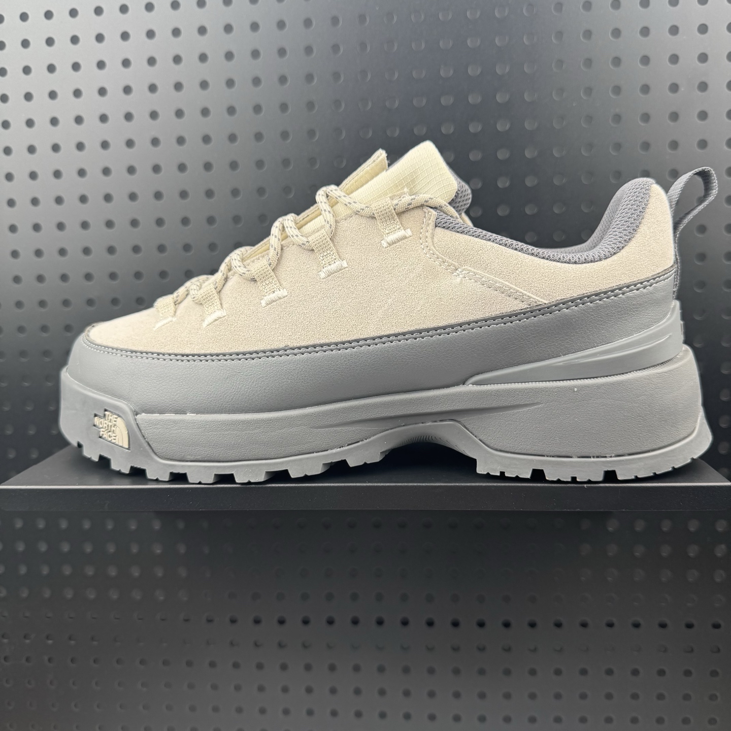 男女鞋半码制#原楦型开发纸版#采用牛巴磨砂革鞋面材质#中底嵌入EVA缓震组合耐磨锯齿耐磨橡胶大底❗机能风鞋太酷了!著名户外品牌-The North Face Glenyffe Urban High 格伦斯尼斯城市系列低帮机能户外风徒步登山运动训练鞋“米灰” 货号:NF0A8A96-CLI (24)