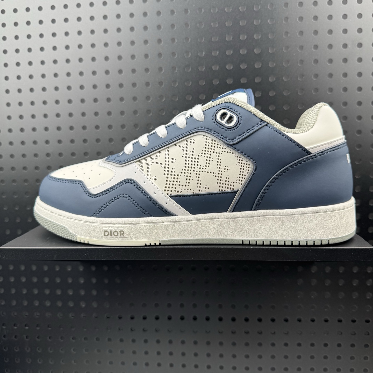 💰170
✅迪奥/Dior B27 Oblique Galaxy Low Top Sneakers B27系列低帮复古真皮百搭运动休闲板鞋“皮革冷灰白卡其灰刺绣CD重影
官方货号:3SN272ZIR16536
尺码:38-46(08)