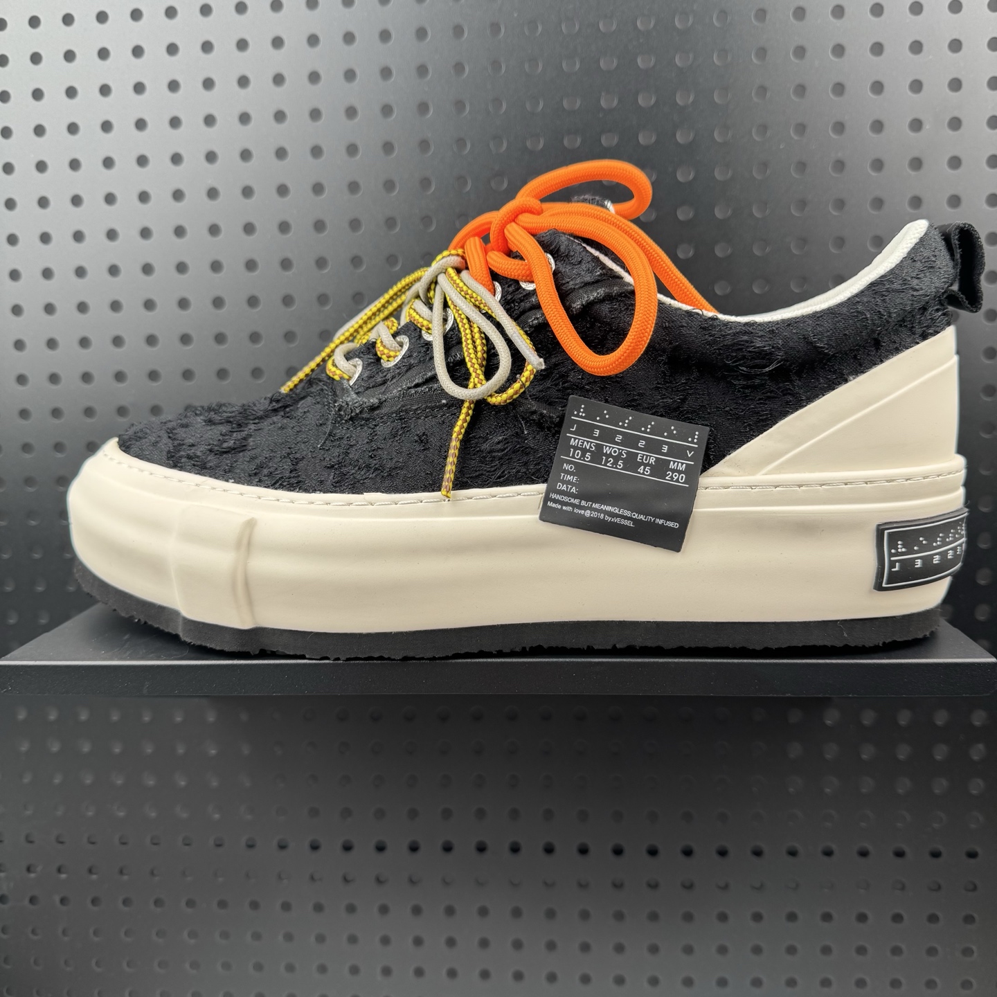 💰320
✅ xVESSEL 雪花酥 美式 多巴胺 解构主义 街头风 撞色绑带 低帮 帆布鞋 男女同款
货号:S24X36
尺码:35-45(08)