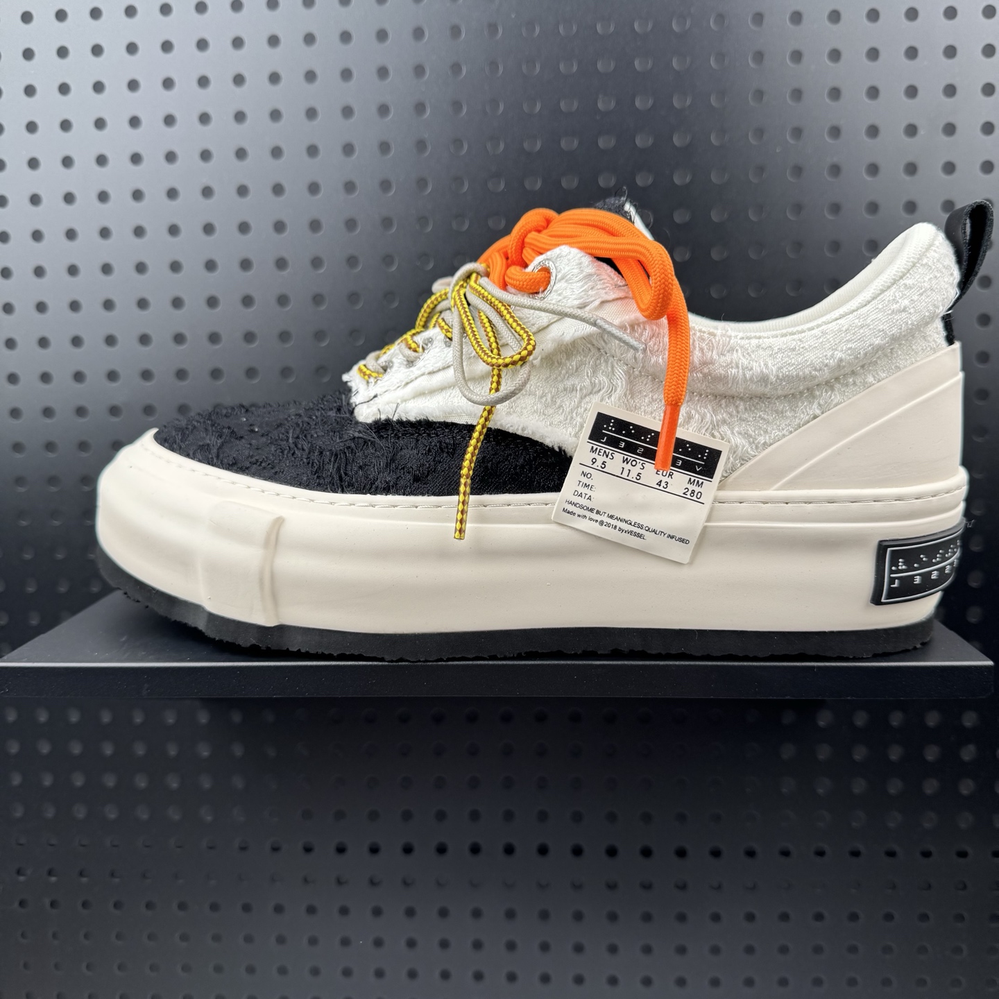 💰320
✅ xVESSEL 雪花酥 美式 多巴胺 解构主义 街头风 撞色绑带 低帮 帆布鞋 男女同款
货号:S24X36
尺码:35-45(08)