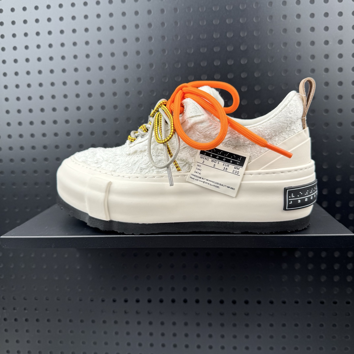 💰320
✅ xVESSEL 雪花酥 美式 多巴胺 解构主义 街头风 撞色绑带 低帮 帆布鞋 男女同款
货号:S24X36
尺码:35-45(08)