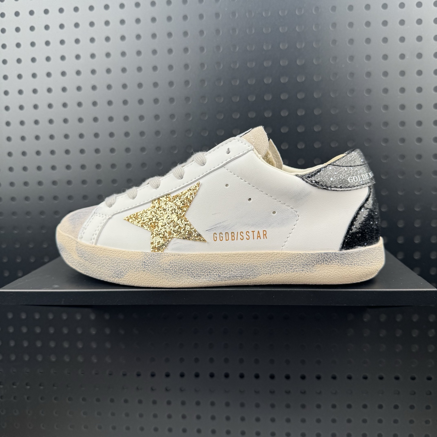 GGDB 小脏鞋 板鞋 闪钻 做旧 意大利时装品牌·黄金鹅 GGDB Golden Goose Super Star 系列小脏运动鞋 完美精细做工 全手工打磨做旧 3厘米增高 Golden Goose 官网同步 多双正品拆解打版 鞋面原版定制牛皮(做旧精髓所在) 货号:G21D120 (24)