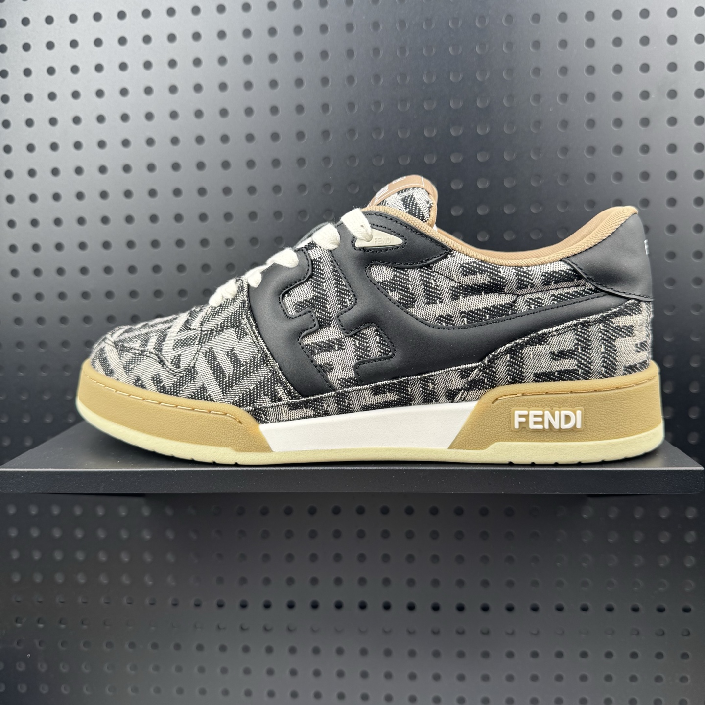 💰300
✅FENDI芬迪 Match 2025春夏系列 皮革棉 圆头系带 低帮 板鞋 男女同款 蓝色
货号:7E1495ASAFF1RUA
尺码:36 36.5 37 38 38.5 39 40 40.5 41 42 42.5 43 44 45(59)