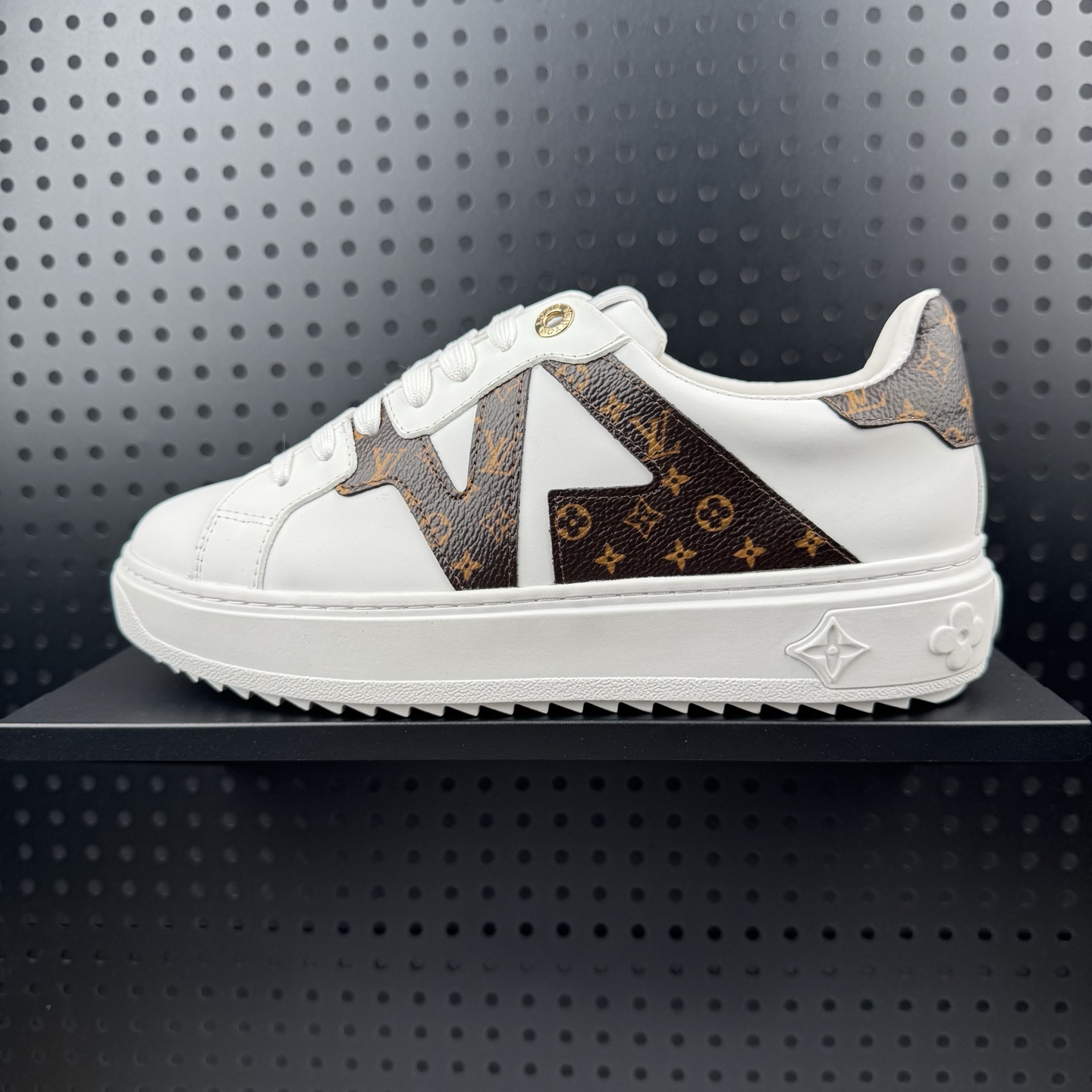 LOUIS VUITTON Time Out 小牛皮 圆头厚底花卉 低帮 板鞋 男女款 白色 货号:1AIEFA (59)