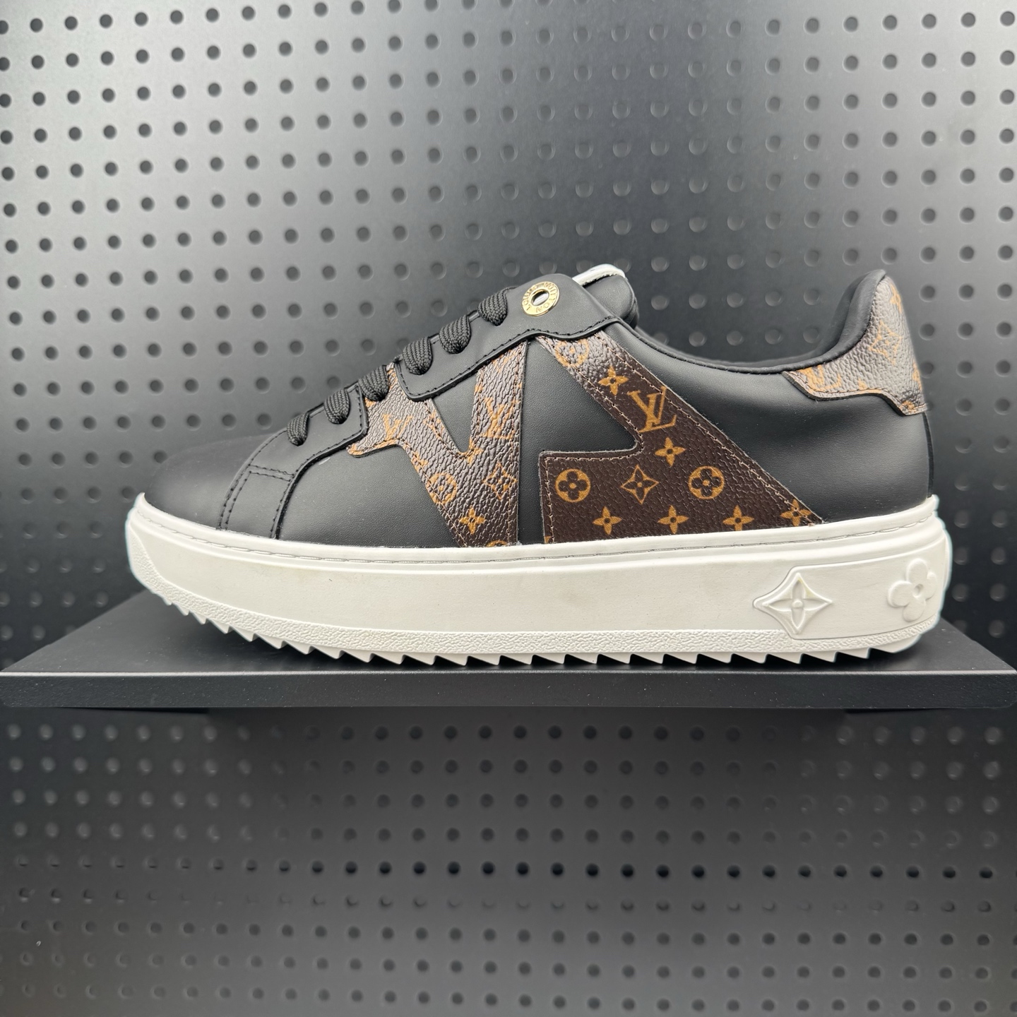 LOUIS VUITTON Time Out 小牛皮 圆头系带厚底 低帮 板鞋 男女款 黑色 货号:1AIEGO (59)