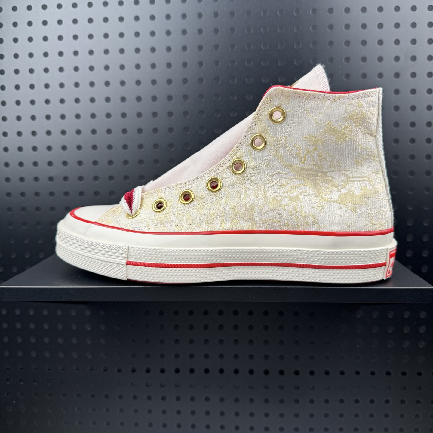 匡威Converse 1970s 蛇年限定 匡威高帮休闲板鞋 运当头 2024年匡威蛇年生肖限定款 真的是细节满满的鞋子 不仅新年可以穿 日常穿也嗷嗷好看 1970s真的是经典 金色蛇纹纹理贵气十足 再有红色星星加持 年味就来啦 颜值和实用性双双在线 货号:A13348C (07)