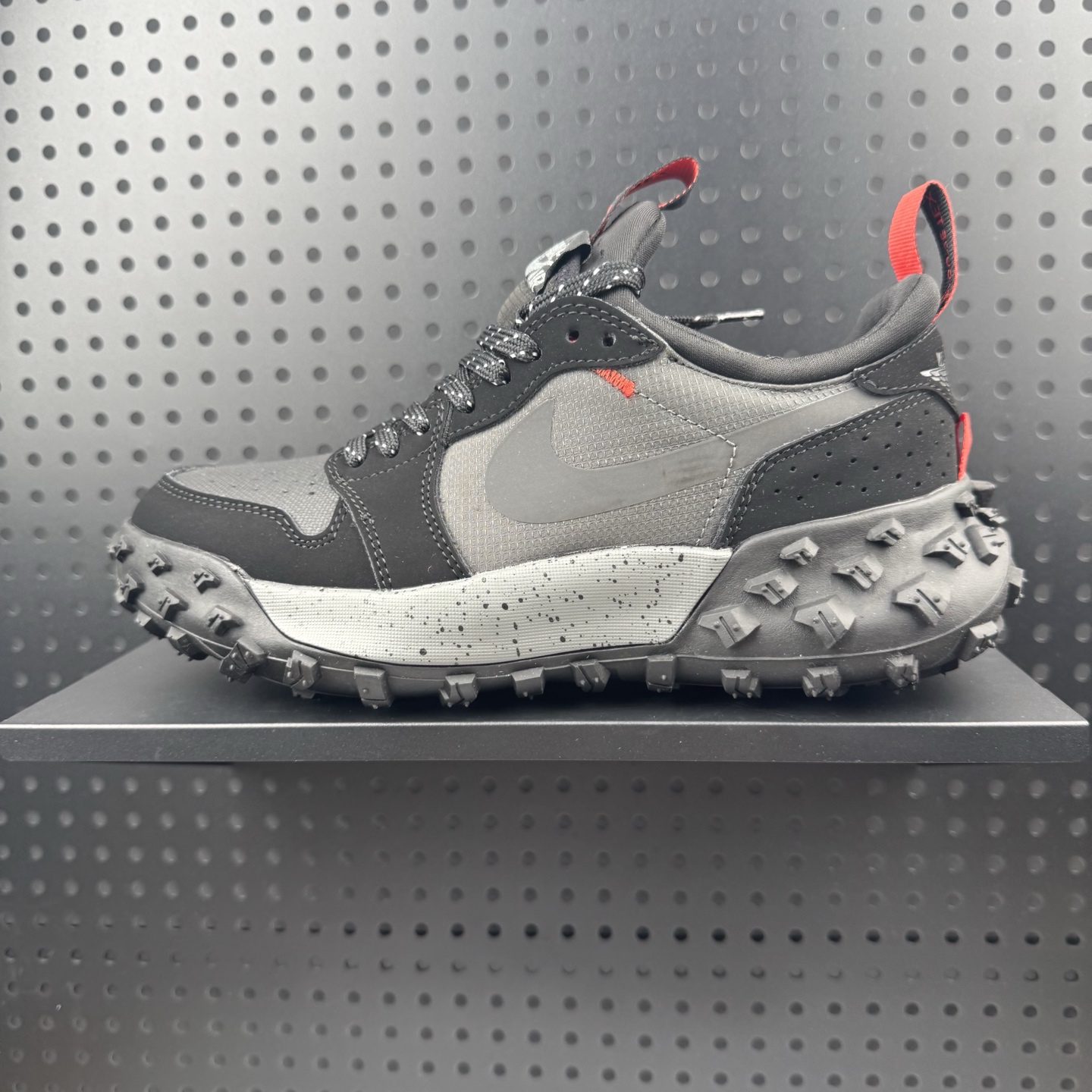 Nike Air Jordan 1 Element Gore-Tex 耐克 经典耐用 低帮跑步鞋 将现代匠心工艺与精致的传统风格设计元素结合 造就了这双运动感十足的流线型鞋款 柔软鞋口与鞋舌结合模压鞋床 缔造全天舒适感受 后跟则沿用传统的设计 为你的双足带来非凡缓震效果 此外 其低帮版型和后跟提拉设计 塑就随心畅动的穿着体验 货号:FV4227-002 (24)