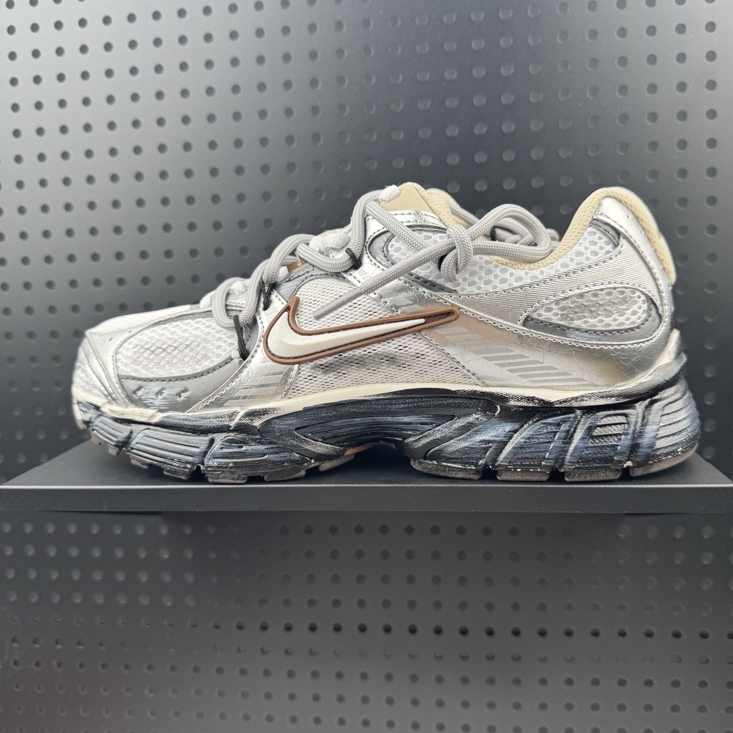 NK V5 RNR 舒适百搭防滑耐磨低帮跑步鞋 舒适有型适合日常穿着 该鞋款延续千禧年经典设计搭载泡绵中底 厚实而轻盈匠心细节巧搭立体耐克勾标志焕新演绎复古跑鞋 鞋款从千禧年美学汲取灵感 混搭多种材质突显层次感立体感和传统跑步风范 货号:HQ7901-102 (24)