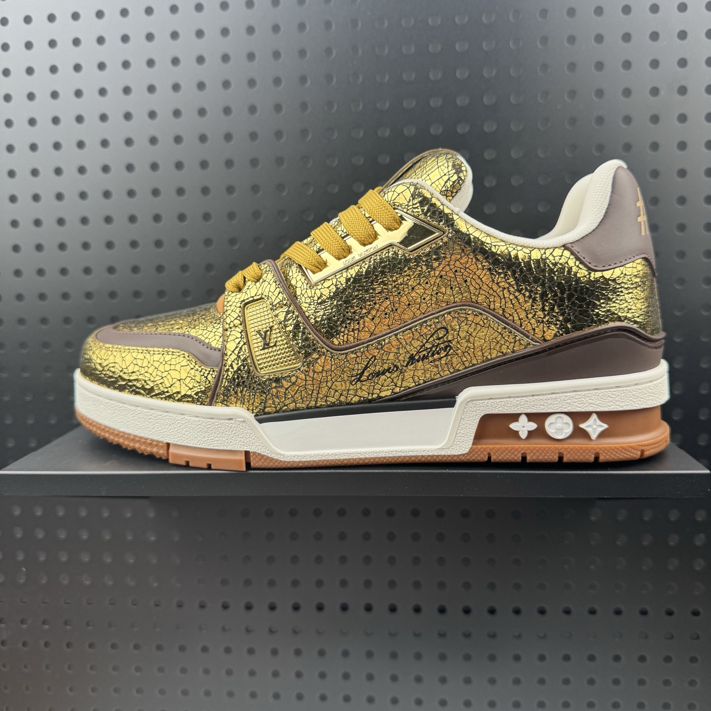 LOUIS VUITTON Trainer 小牛皮 圆头系带 低帮 板鞋 男款 金色 货号:1AJA02 尺码:货号:553558-146 (59)