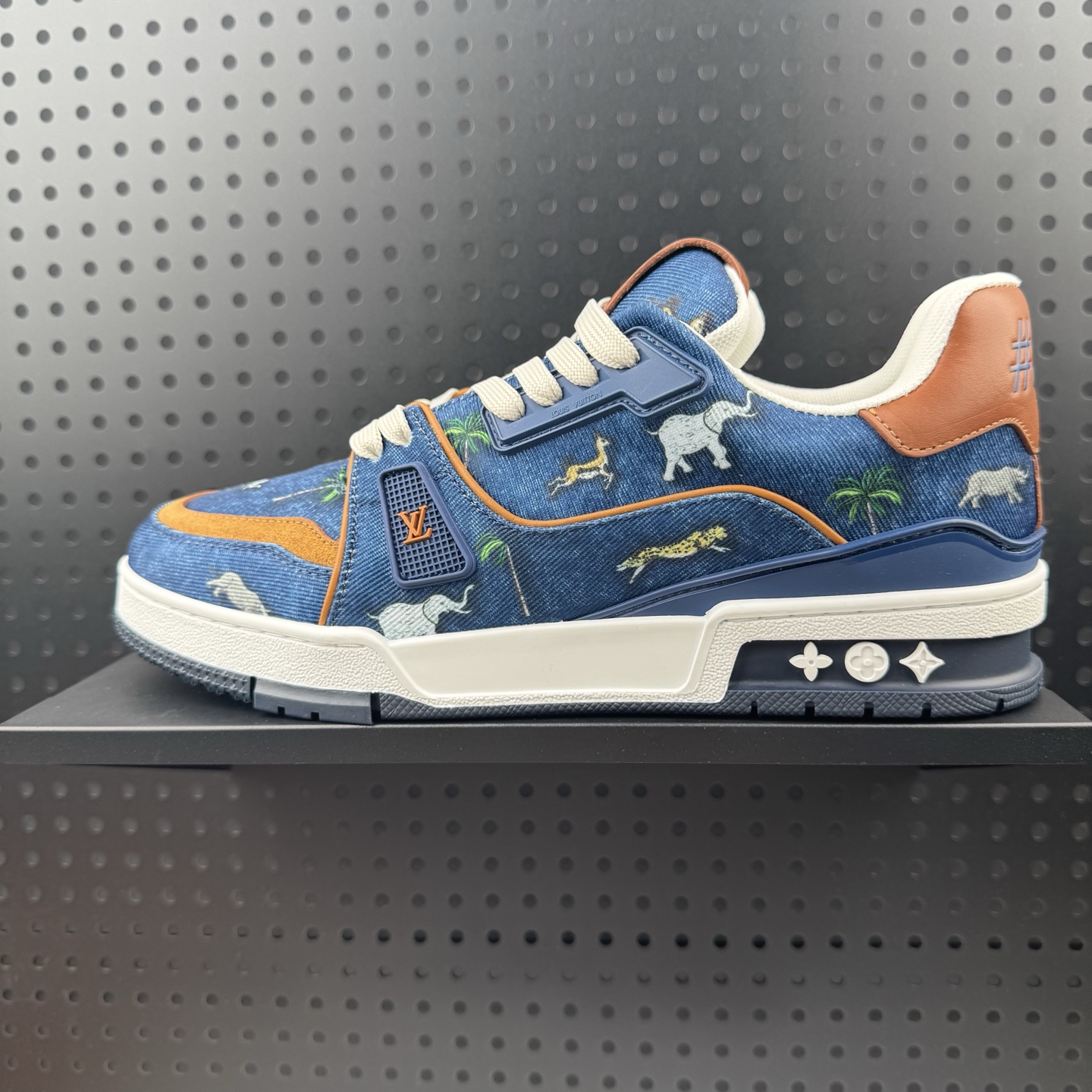 💰360
✅ LOUIS VUITTON x The Darjeeling Limited联名款 Trainer 牛仔布 平跟系带 低帮 板鞋 蓝色
货号：1AJTN3
尺码：35 36 36.5 37.5 38 38.5 39 40 40.5 41 42 42 42.5 43 44 45 （59）