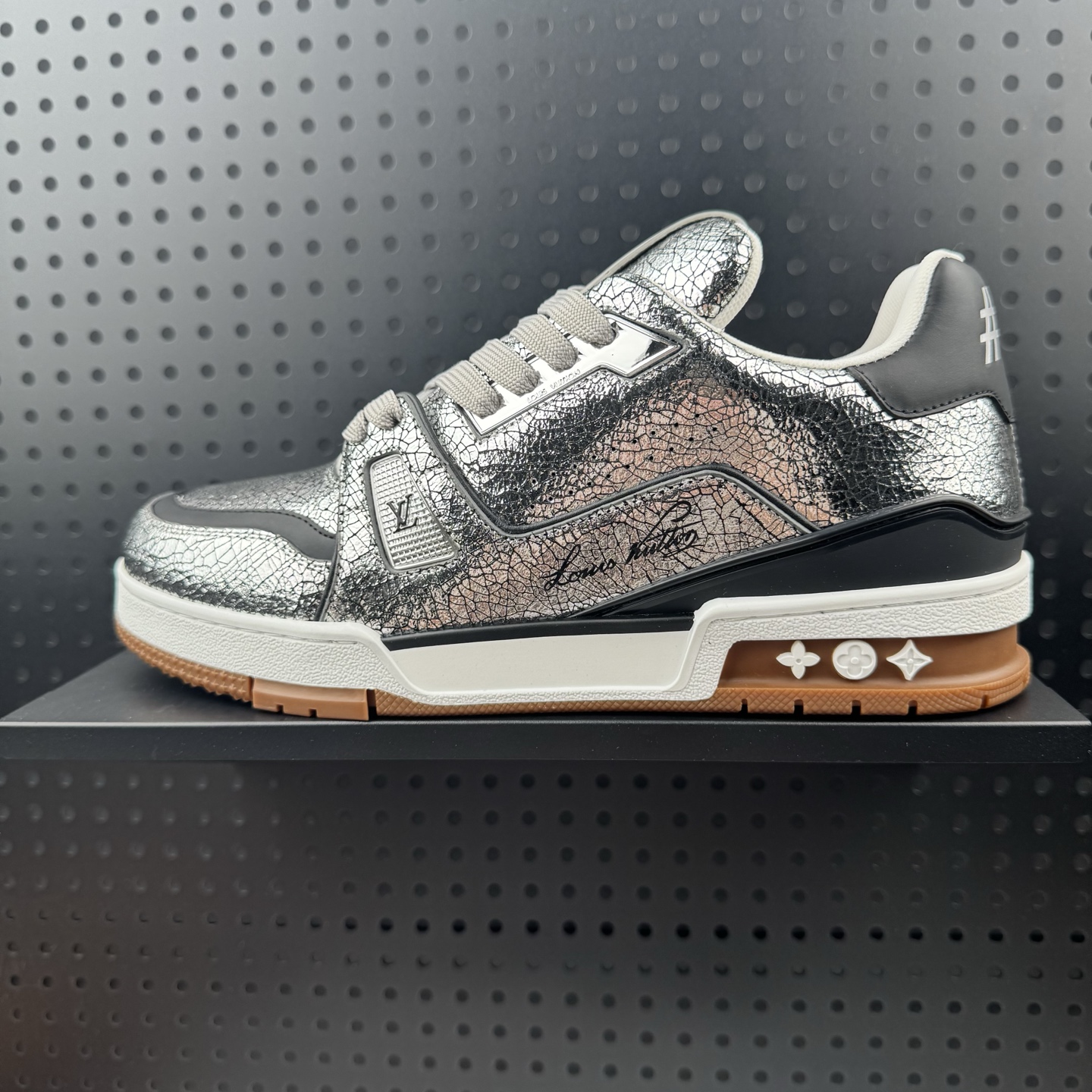 LOUIS VUITTON Trainer 小牛皮 圆头系带 低帮 板鞋 银色 货号:1AJ978 (59)
