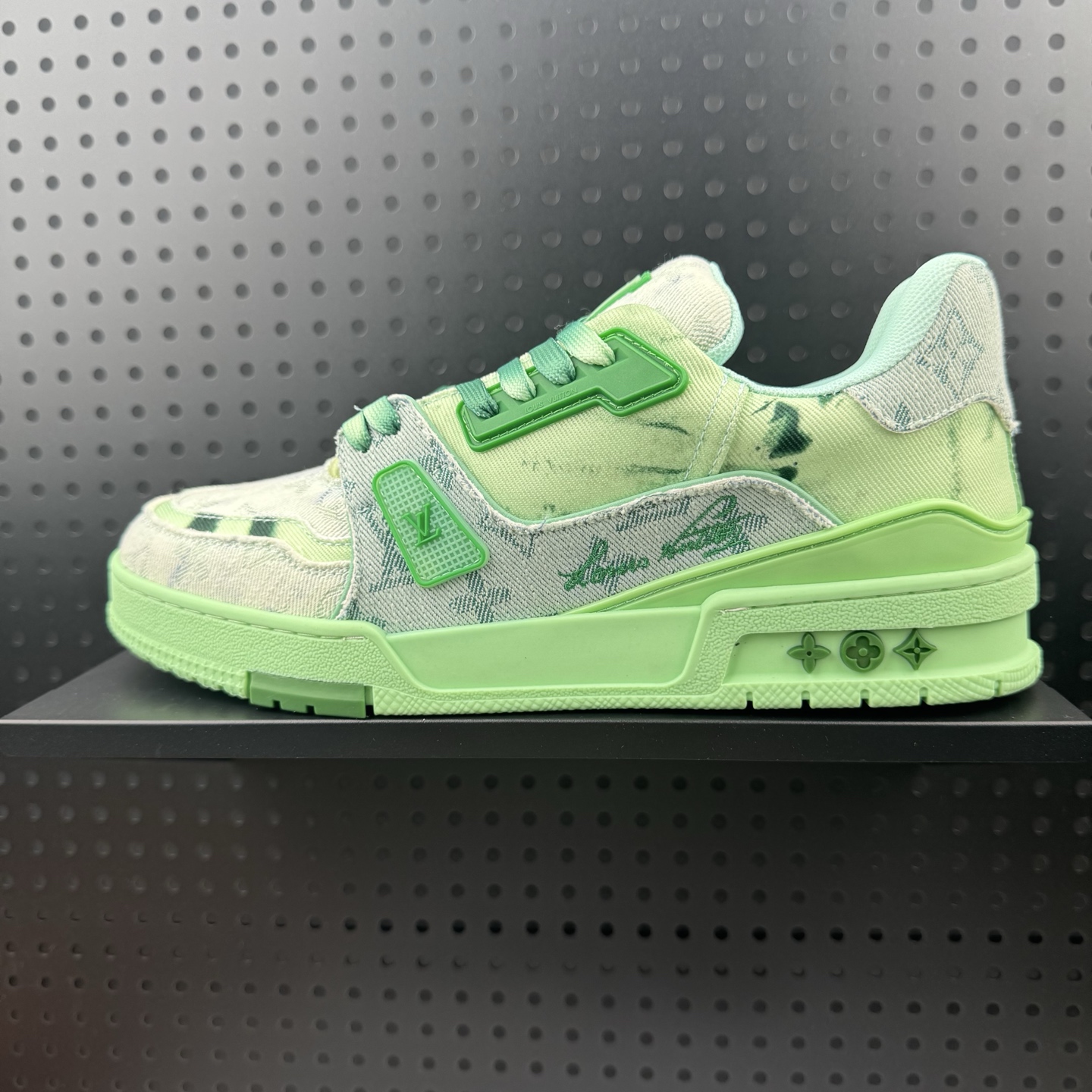 💰360
✅ LOUIS VUITTON Trainer 渐变鞋带 漂白丹宁布 低帮 板鞋 男女同款 绿色
货号：1ACVNO
尺码：35 36 36.5 37.5 38 38.5 39 40 40.5 41 42 42 42.5 43 44 45 （59）