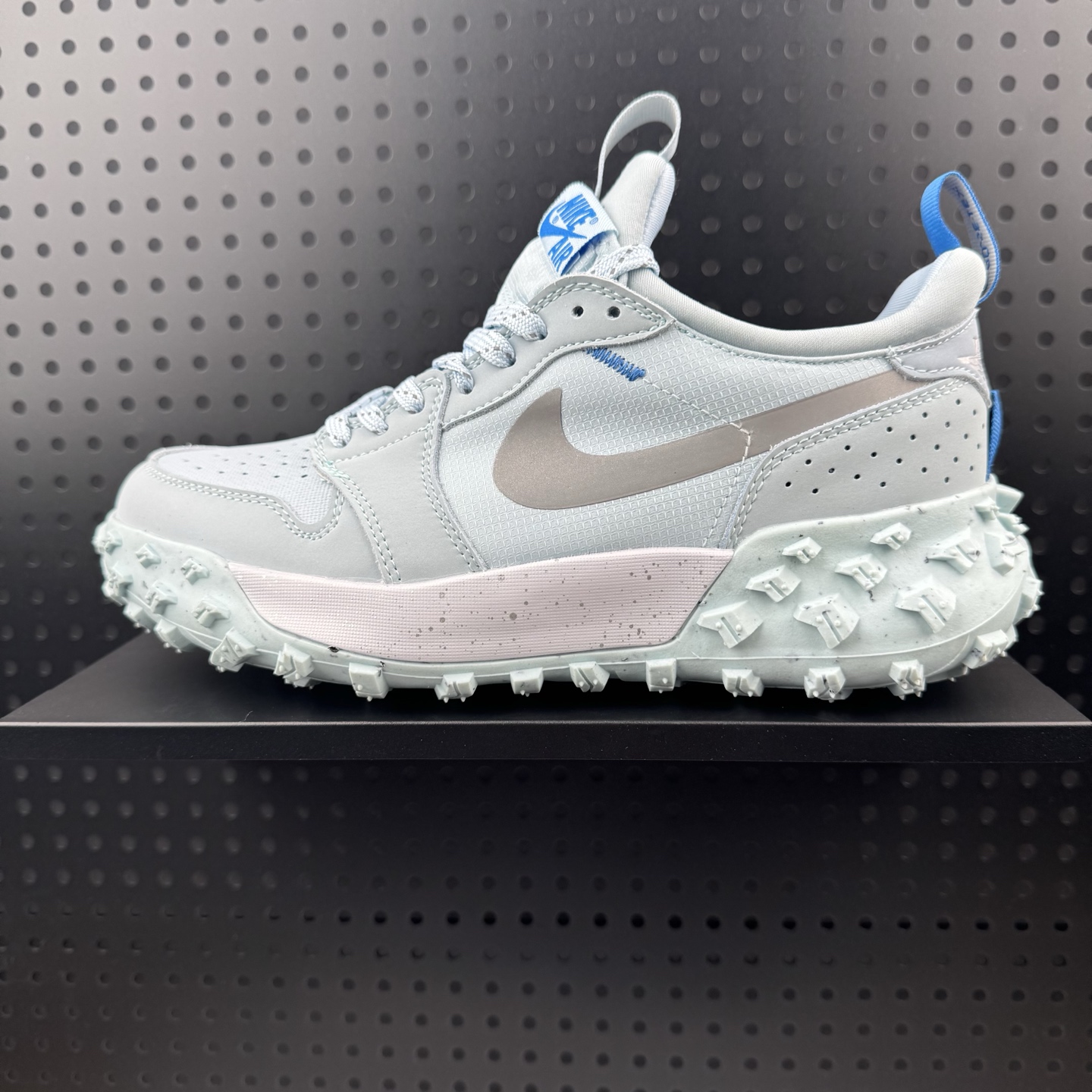 耐克Nike Air Jordan 1 Element Gore-Tex 经典耐用低帮跑步鞋 将现代匠心工艺与精致的传统风格设计元素结合 造就了这双运动感十足的流线型鞋款 柔软鞋口与鞋舌结合模压鞋床 缔造全天舒适感受 后跟则沿用传统的设计 为你的双足带来非凡缓震效果 此外 其低帮版型和后跟提拉设计 塑就随心畅动的穿着体验 货号:FV4227 400 (24)