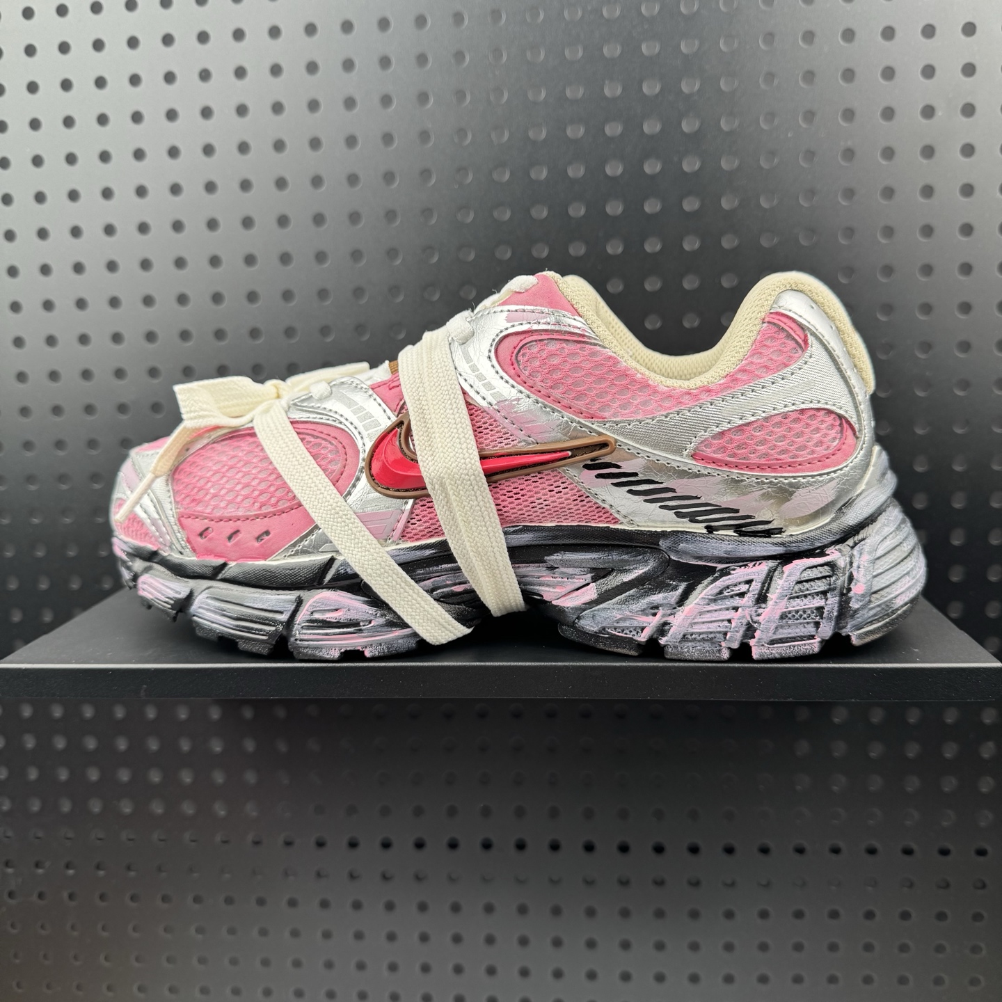 💰270
✅Nike V5 RNR 复古做旧 解构绑带
舒适百搭防滑耐磨 低帮跑步鞋 
舒适有型适合日常穿着 
该鞋款延续千禧年经典设计搭载泡绵中底厚实而轻盈 
匠心细节巧搭立体耐克勾标志焕新演绎复古跑鞋
官方货号：HQ7901 102
尺码：36 37 37.5 38 38.5 39 40 40.5 41 42 42.5 43 44 44.5 45（24）