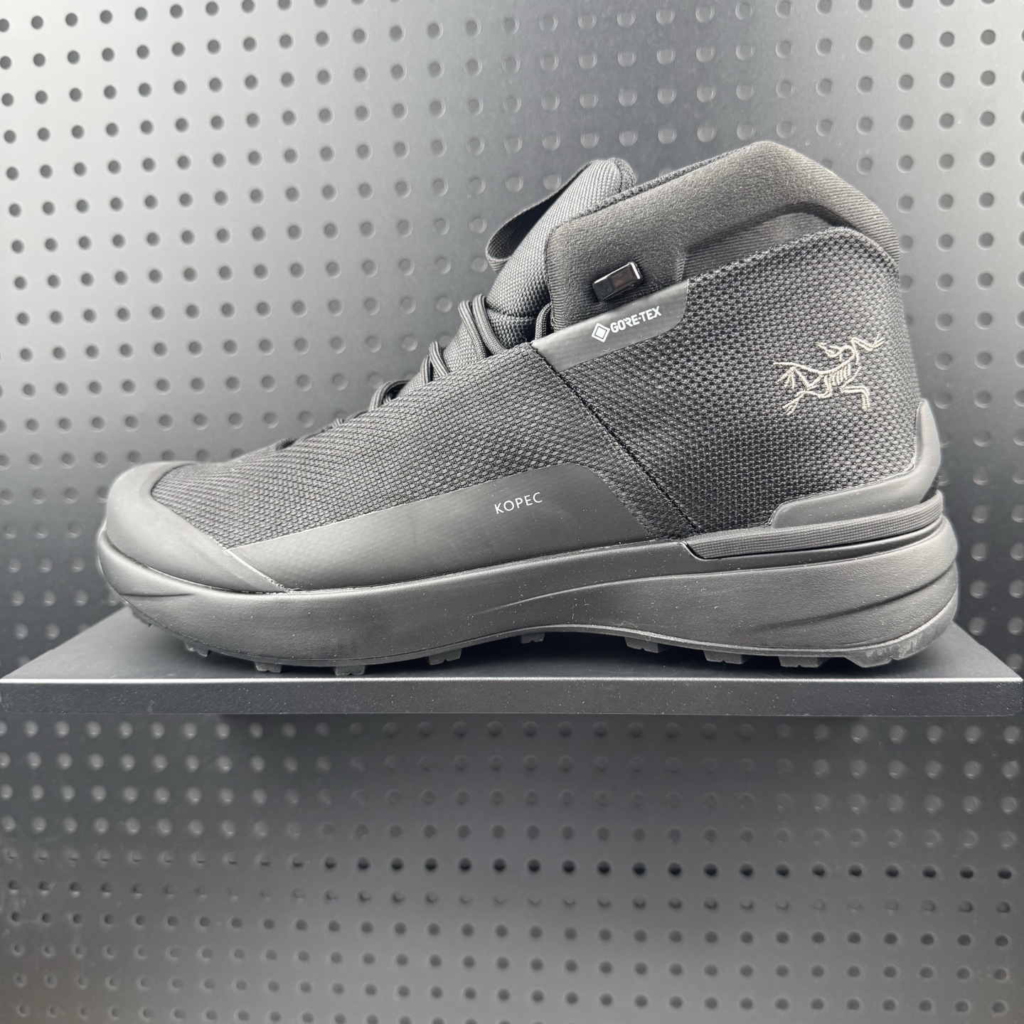 💰300 
✅始祖鸟ArcTeryx  Kopec GTX M Mid 透气防水男越野中帮跑鞋 
正确后跟刺绣 完美细节版型
官方同步上架 适合技术路线单日徒步穿着
aeriosflgtx鞋受到长途野外跑步鞋的启发 适合在变化的地形上进行快速轻快的徒步旅行穿着，舒适而有支撑性，使您充满信心。该设计与脚部融为一体，可最大限度地减少摩擦，gore-tex保护膜网砂，采用gore隐形适体(invisiblefit)技术，更轻薄舒适。敏捷、稳定和技术路线上的自信源于vibram® megagrip外底、压缩eva内底以及一体的tpu。重量约:275g技术特点透气轻量耐磨鞋子鞋外底结构vibram®megagripM橡胶化合材料耐用柔软鞋子结构tpu鞋头可防磨损压缩eva泡沫内底以及一体的tpu铁芯提高了灵活性和稳定性，使您充满信心鞋子衬垫结构4mm厚ortholiteM3d模制插片材料gore-tex薄膜tpu高耐磨保护膜cordura® MX
官方货号: L08118200
尺码：39 40 40.5 41 42 42.5 43 44 45（24）