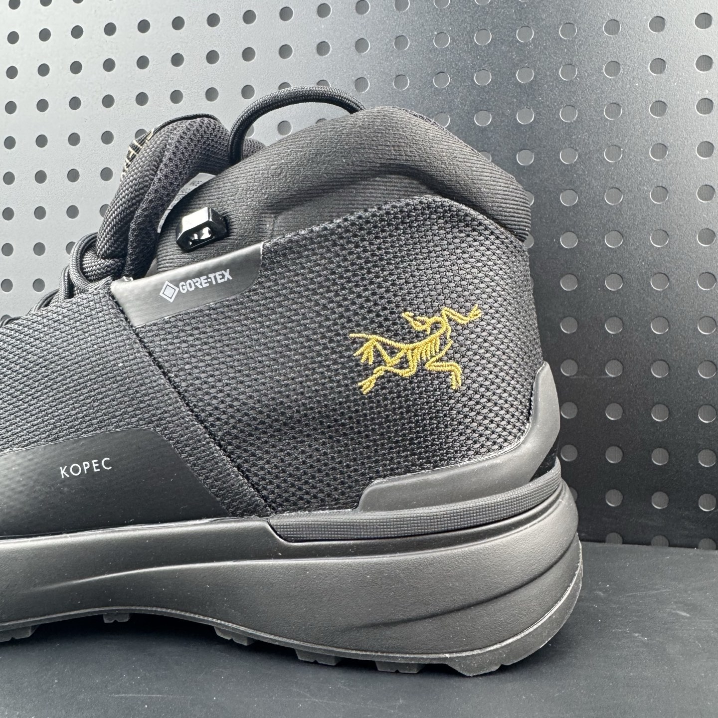 💰300 
✅始祖鸟ArcTeryx  Kopec GTX M Mid 透气防水男越野中帮跑鞋 
正确后跟刺绣 完美细节版型
官方同步上架 适合技术路线单日徒步穿着
aeriosflgtx鞋受到长途野外跑步鞋的启发 适合在变化的地形上进行快速轻快的徒步旅行穿着，舒适而有支撑性，使您充满信心。该设计与脚部融为一体，可最大限度地减少摩擦，gore-tex保护膜网砂，采用gore隐形适体(invisiblefit)技术，更轻薄舒适。敏捷、稳定和技术路线上的自信源于vibram® megagrip外底、压缩eva内底以及一体的tpu。重量约:275g技术特点透气轻量耐磨鞋子鞋外底结构vibram®megagripM橡胶化合材料耐用柔软鞋子结构tpu鞋头可防磨损压缩eva泡沫内底以及一体的tpu铁芯提高了灵活性和稳定性，使您充满信心鞋子衬垫结构4mm厚ortholiteM3d模制插片材料gore-tex薄膜tpu高耐磨保护膜cordura® MX
官方货号: L08118200
尺码：39 40 40.5 41 42 42.5 43 44 45（24）