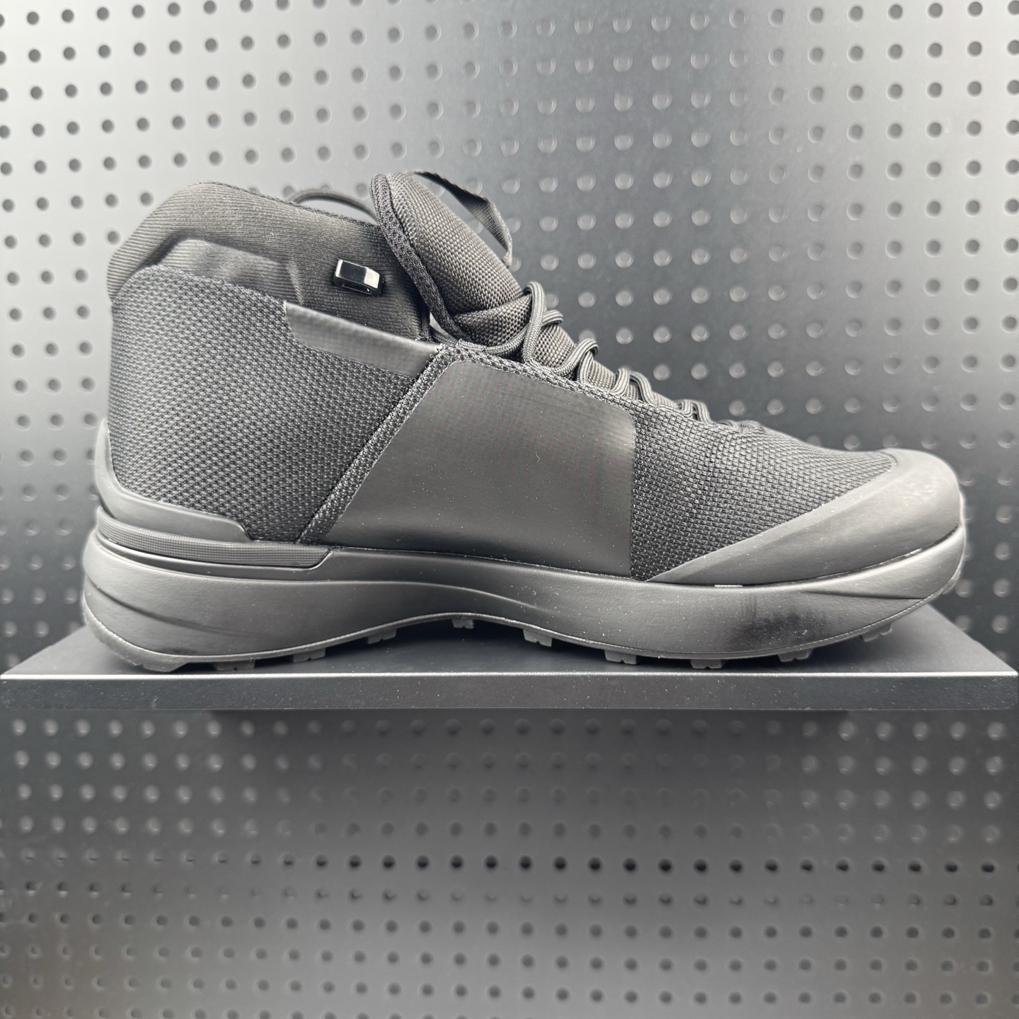 💰300 
✅始祖鸟ArcTeryx  Kopec GTX M Mid 透气防水男越野中帮跑鞋 
正确后跟刺绣 完美细节版型
官方同步上架 适合技术路线单日徒步穿着
aeriosflgtx鞋受到长途野外跑步鞋的启发 适合在变化的地形上进行快速轻快的徒步旅行穿着，舒适而有支撑性，使您充满信心。该设计与脚部融为一体，可最大限度地减少摩擦，gore-tex保护膜网砂，采用gore隐形适体(invisiblefit)技术，更轻薄舒适。敏捷、稳定和技术路线上的自信源于vibram® megagrip外底、压缩eva内底以及一体的tpu。重量约:275g技术特点透气轻量耐磨鞋子鞋外底结构vibram®megagripM橡胶化合材料耐用柔软鞋子结构tpu鞋头可防磨损压缩eva泡沫内底以及一体的tpu铁芯提高了灵活性和稳定性，使您充满信心鞋子衬垫结构4mm厚ortholiteM3d模制插片材料gore-tex薄膜tpu高耐磨保护膜cordura® MX
官方货号: L08118200
尺码：39 40 40.5 41 42 42.5 43 44 45（24）