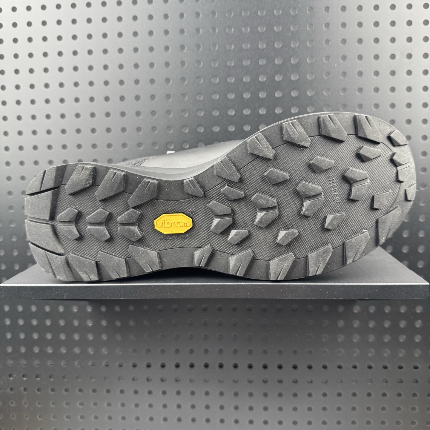 💰300 
✅始祖鸟ArcTeryx  Kopec GTX M Mid 透气防水男越野中帮跑鞋 
正确后跟刺绣 完美细节版型
官方同步上架 适合技术路线单日徒步穿着
aeriosflgtx鞋受到长途野外跑步鞋的启发 适合在变化的地形上进行快速轻快的徒步旅行穿着，舒适而有支撑性，使您充满信心。该设计与脚部融为一体，可最大限度地减少摩擦，gore-tex保护膜网砂，采用gore隐形适体(invisiblefit)技术，更轻薄舒适。敏捷、稳定和技术路线上的自信源于vibram® megagrip外底、压缩eva内底以及一体的tpu。重量约:275g技术特点透气轻量耐磨鞋子鞋外底结构vibram®megagripM橡胶化合材料耐用柔软鞋子结构tpu鞋头可防磨损压缩eva泡沫内底以及一体的tpu铁芯提高了灵活性和稳定性，使您充满信心鞋子衬垫结构4mm厚ortholiteM3d模制插片材料gore-tex薄膜tpu高耐磨保护膜cordura® MX
官方货号: L08118200
尺码：39 40 40.5 41 42 42.5 43 44 45（24）