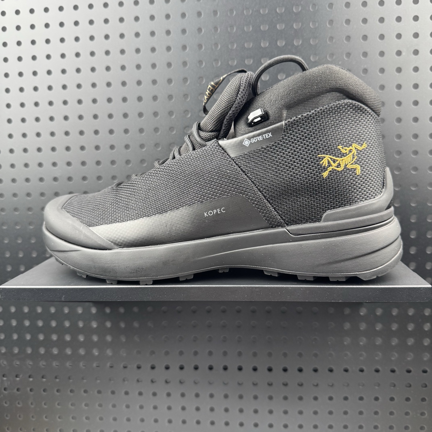 💰300 
✅始祖鸟ArcTeryx  Kopec GTX M Mid 透气防水男越野中帮跑鞋 
正确后跟刺绣 完美细节版型
官方同步上架 适合技术路线单日徒步穿着
aeriosflgtx鞋受到长途野外跑步鞋的启发 适合在变化的地形上进行快速轻快的徒步旅行穿着，舒适而有支撑性，使您充满信心。该设计与脚部融为一体，可最大限度地减少摩擦，gore-tex保护膜网砂，采用gore隐形适体(invisiblefit)技术，更轻薄舒适。敏捷、稳定和技术路线上的自信源于vibram® megagrip外底、压缩eva内底以及一体的tpu。重量约:275g技术特点透气轻量耐磨鞋子鞋外底结构vibram®megagripM橡胶化合材料耐用柔软鞋子结构tpu鞋头可防磨损压缩eva泡沫内底以及一体的tpu铁芯提高了灵活性和稳定性，使您充满信心鞋子衬垫结构4mm厚ortholiteM3d模制插片材料gore-tex薄膜tpu高耐磨保护膜cordura® MX
官方货号: L08118200
尺码：39 40 40.5 41 42 42.5 43 44 45（24）