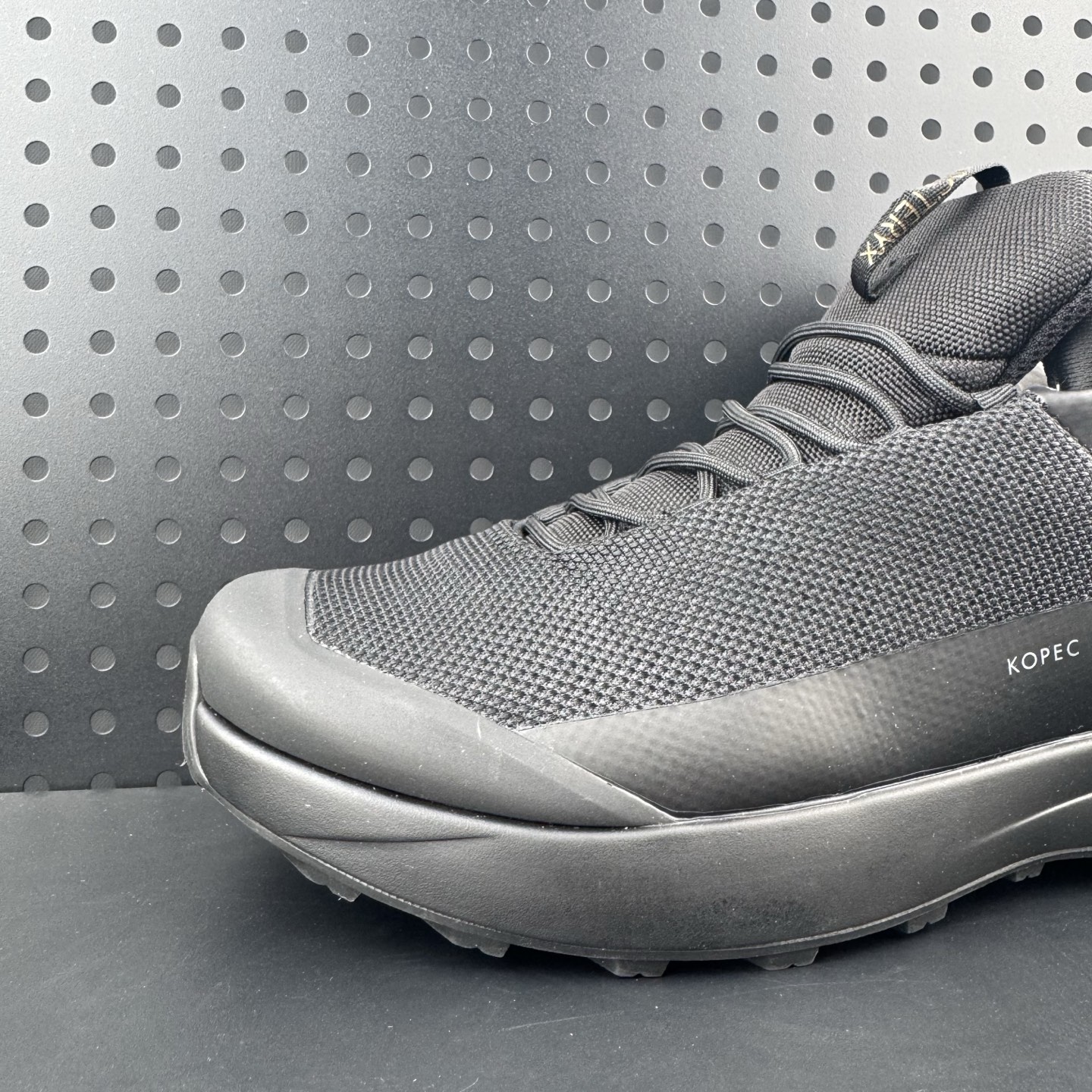 💰300 
✅始祖鸟ArcTeryx  Kopec GTX M Mid 透气防水男越野中帮跑鞋 
正确后跟刺绣 完美细节版型
官方同步上架 适合技术路线单日徒步穿着
aeriosflgtx鞋受到长途野外跑步鞋的启发 适合在变化的地形上进行快速轻快的徒步旅行穿着，舒适而有支撑性，使您充满信心。该设计与脚部融为一体，可最大限度地减少摩擦，gore-tex保护膜网砂，采用gore隐形适体(invisiblefit)技术，更轻薄舒适。敏捷、稳定和技术路线上的自信源于vibram® megagrip外底、压缩eva内底以及一体的tpu。重量约:275g技术特点透气轻量耐磨鞋子鞋外底结构vibram®megagripM橡胶化合材料耐用柔软鞋子结构tpu鞋头可防磨损压缩eva泡沫内底以及一体的tpu铁芯提高了灵活性和稳定性，使您充满信心鞋子衬垫结构4mm厚ortholiteM3d模制插片材料gore-tex薄膜tpu高耐磨保护膜cordura® MX
官方货号: L08118200
尺码：39 40 40.5 41 42 42.5 43 44 45（24）