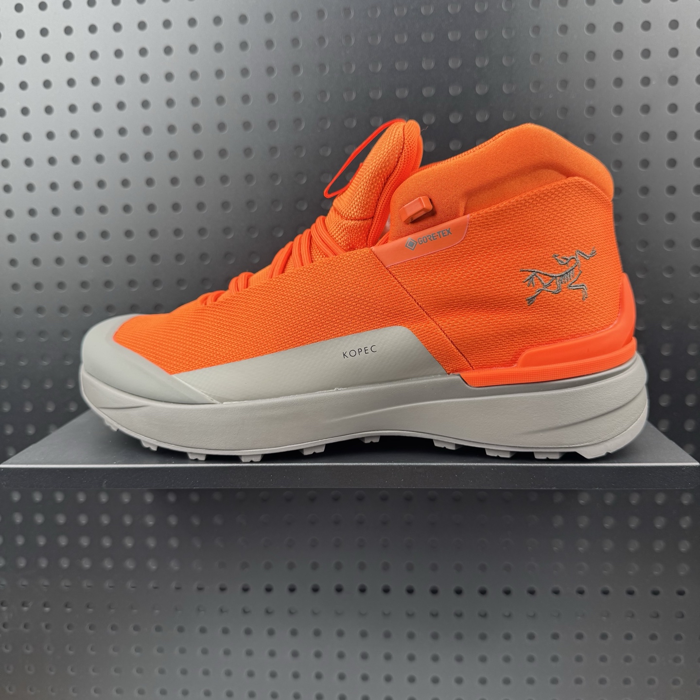 💰300 
✅始祖鸟ArcTeryx  Kopec GTX M Mid 透气防水男越野中帮跑鞋 
正确后跟刺绣 完美细节版型
官方同步上架 适合技术路线单日徒步穿着
aeriosflgtx鞋受到长途野外跑步鞋的启发 适合在变化的地形上进行快速轻快的徒步旅行穿着，舒适而有支撑性，使您充满信心。该设计与脚部融为一体，可最大限度地减少摩擦，gore-tex保护膜网砂，采用gore隐形适体(invisiblefit)技术，更轻薄舒适。敏捷、稳定和技术路线上的自信源于vibram® megagrip外底、压缩eva内底以及一体的tpu。重量约:275g技术特点透气轻量耐磨鞋子鞋外底结构vibram®megagripM橡胶化合材料耐用柔软鞋子结构tpu鞋头可防磨损压缩eva泡沫内底以及一体的tpu铁芯提高了灵活性和稳定性，使您充满信心鞋子衬垫结构4mm厚ortholiteM3d模制插片材料gore-tex薄膜tpu高耐磨保护膜cordura® MX
官方货号: L08118200
尺码：39 40 40.5 41 42 42.5 43 44 45（24）