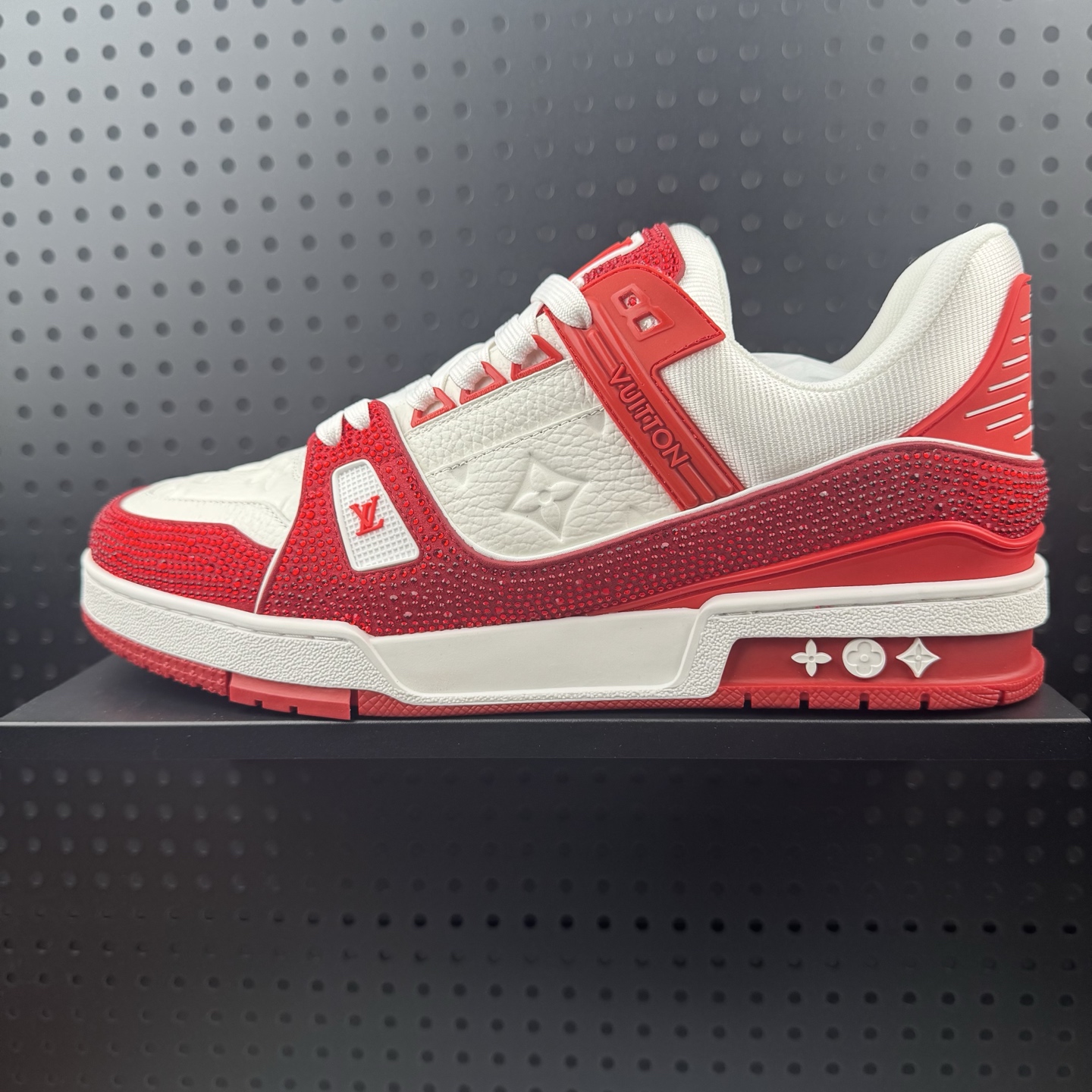 LOUIS VUITTON 路易威登 LV Trainer 板鞋 ✦ 原楦原纸版开模,鞋型立体饱满 ✦ 零毛边、零溢胶、零线头瑕疵 ✦ 细节与原版一致 区分市面通货 ✦ 多层叠片+电脑针车,针距密度一致 ✦ Monogram浮雕+3D高频压纹 ✦ 多密度发泡中底:支撑回弹媲美专柜 ✦ 原装橡胶大底:含胶量高、纹路深、双拼接零偏差 ✦ ZP级原装包装:专柜款鞋盒+防尘袋+说明书 货号:1AD5NM 半(59)