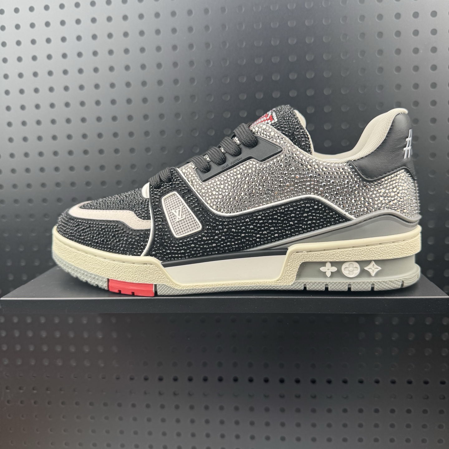 LOUIS VUITTON 路易威登 LV Trainer 板鞋 ✦ 原楦原纸版开模,鞋型立体饱满 ✦ 零毛边、零溢胶、零线头瑕疵 ✦ 细节与原版一致 区分市面通货 ✦ 多层叠片+电脑针车,针距密度一致 ✦ Monogram浮雕+3D高频压纹 ✦ 多密度发泡中底:支撑回弹媲美专柜 ✦ 原装橡胶大底:含胶量高、纹路深、双拼接零偏差 ✦ ZP级原装包装:专柜款鞋盒+防尘袋+说明书 货号:1AA6PR 半(59)