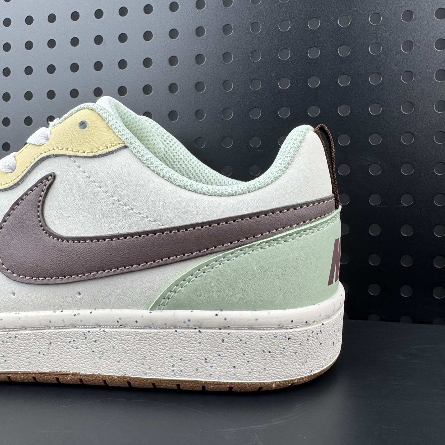 💰85
✅耐克 NIKE COURT BOROUGH LOW 低帮百搭透气休闲运动板鞋
经典耐用的设计 兼顾舒适脚感和出众风范 演绎匠心之作 结构性的支撑贴合感结合复古篮球设计 塑就场外全明星风范
货号:HV1804-121
Size:36 36.5 37.5 38 38.5 39 40 40.5 41 42 42.5 43 44 45（26）