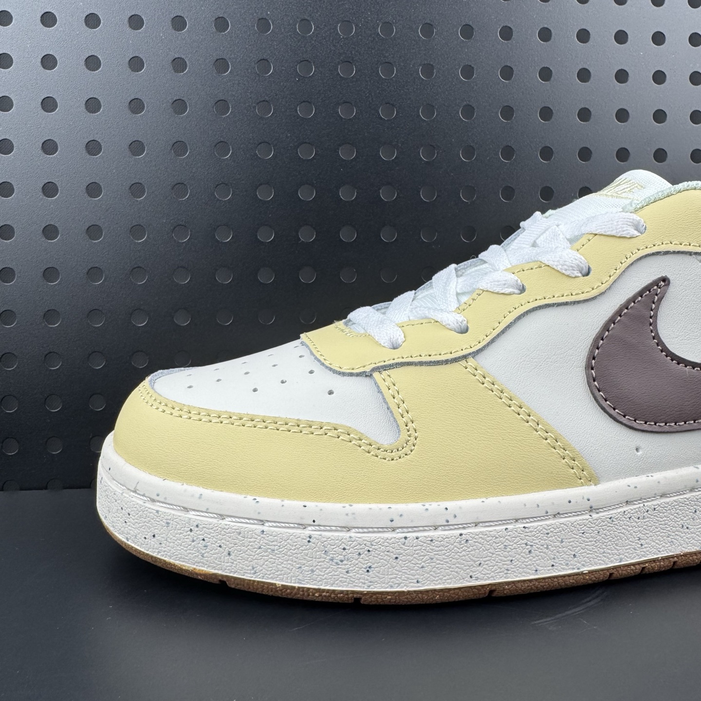 💰85
✅耐克 NIKE COURT BOROUGH LOW 低帮百搭透气休闲运动板鞋
经典耐用的设计 兼顾舒适脚感和出众风范 演绎匠心之作 结构性的支撑贴合感结合复古篮球设计 塑就场外全明星风范
货号:HV1804-121
Size:36 36.5 37.5 38 38.5 39 40 40.5 41 42 42.5 43 44 45（26）