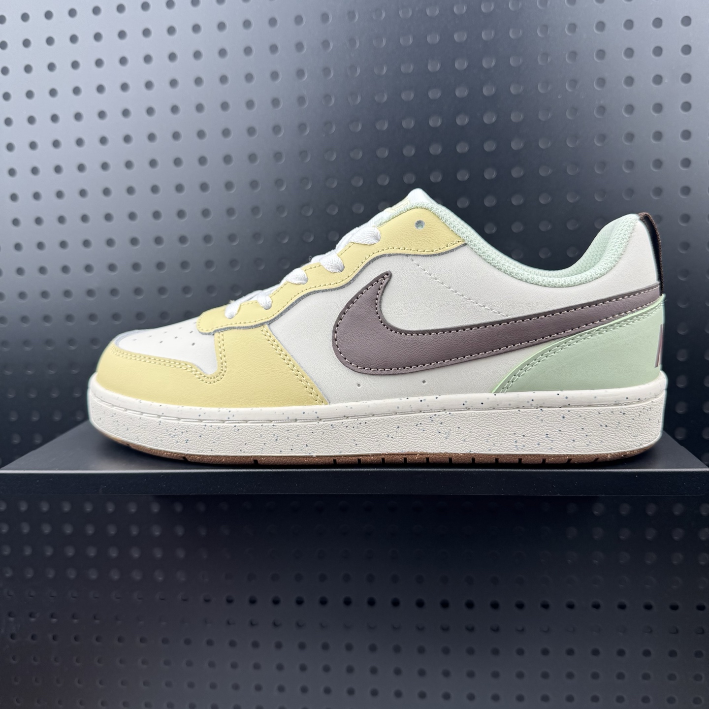 💰85
✅耐克 NIKE COURT BOROUGH LOW 低帮百搭透气休闲运动板鞋
经典耐用的设计 兼顾舒适脚感和出众风范 演绎匠心之作 结构性的支撑贴合感结合复古篮球设计 塑就场外全明星风范
货号:HV1804-121
Size:36 36.5 37.5 38 38.5 39 40 40.5 41 42 42.5 43 44 45（26）