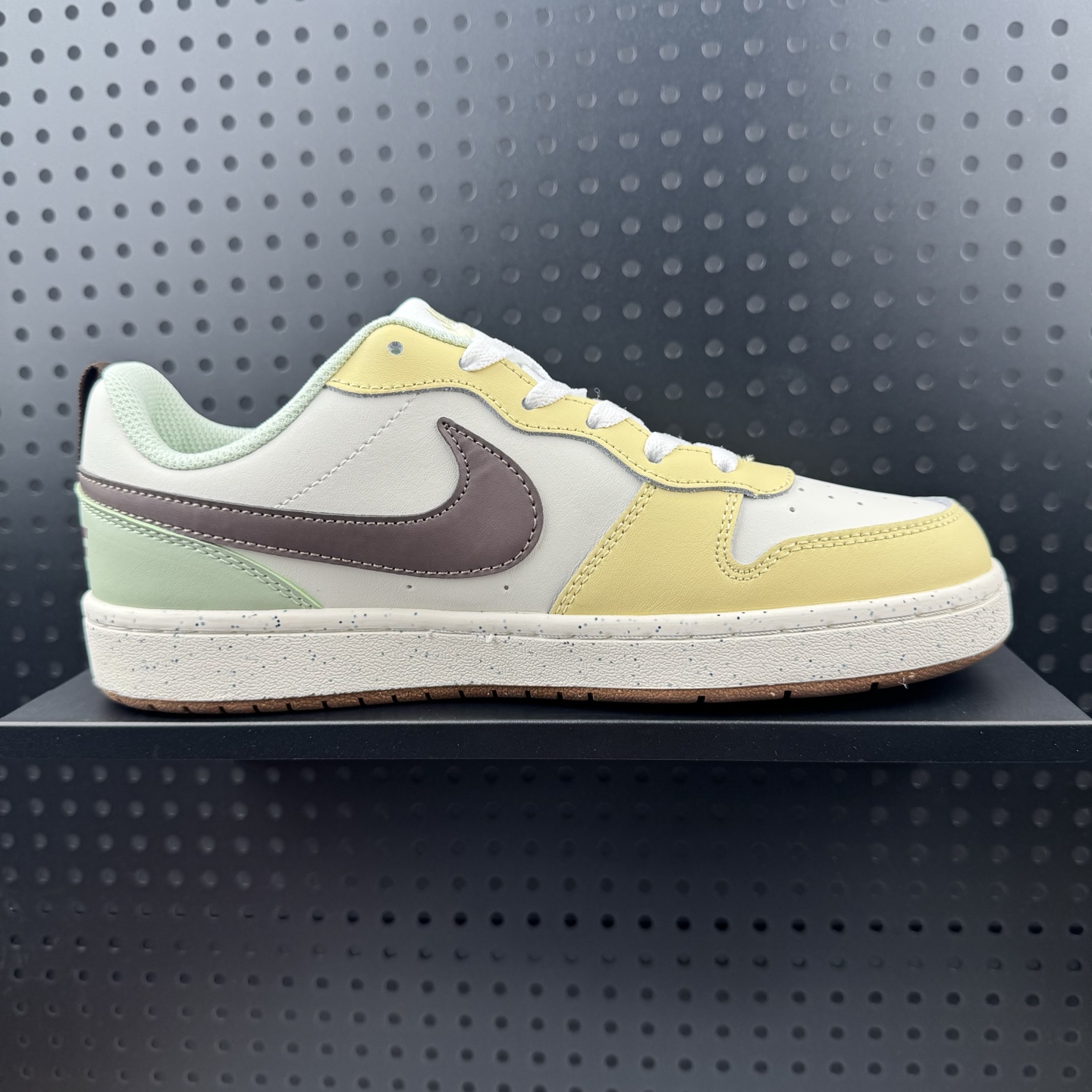 💰85
✅耐克 NIKE COURT BOROUGH LOW 低帮百搭透气休闲运动板鞋
经典耐用的设计 兼顾舒适脚感和出众风范 演绎匠心之作 结构性的支撑贴合感结合复古篮球设计 塑就场外全明星风范
货号:HV1804-121
Size:36 36.5 37.5 38 38.5 39 40 40.5 41 42 42.5 43 44 45（26）