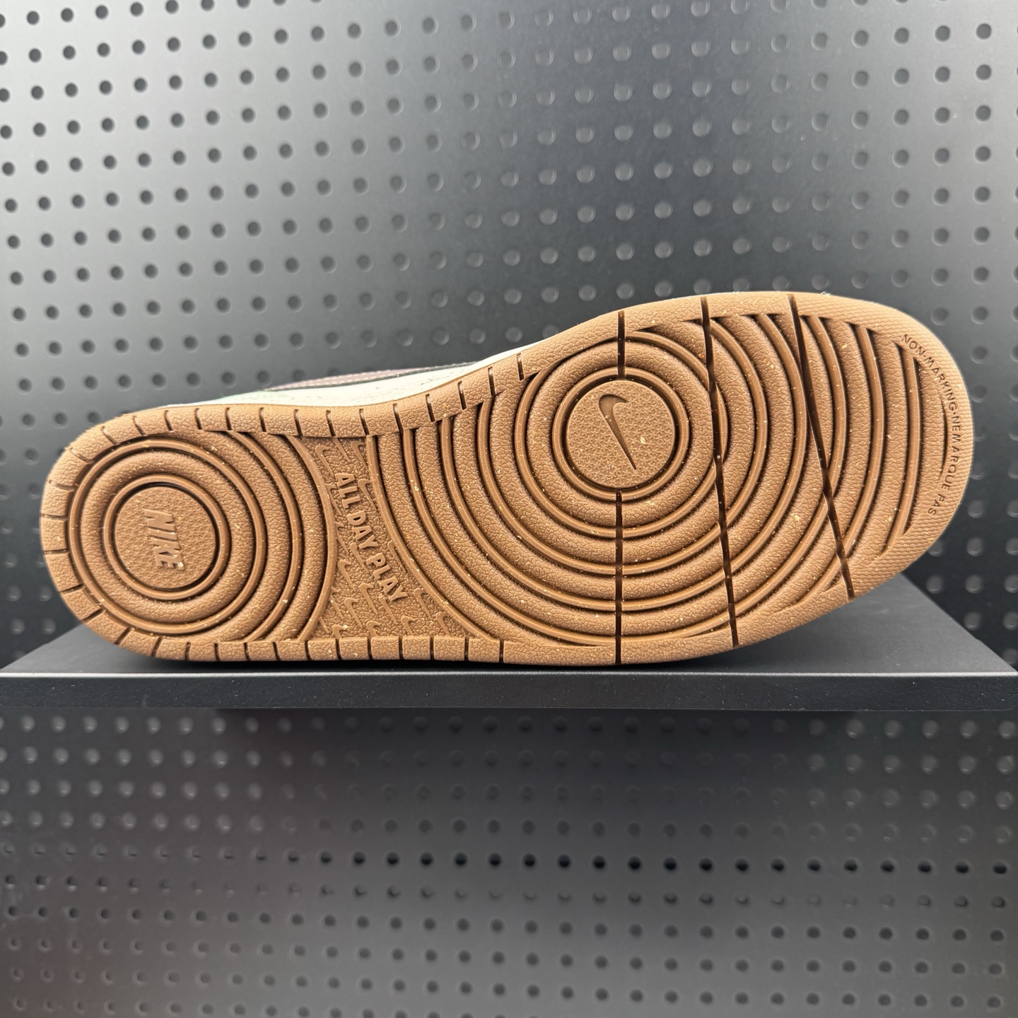 💰85
✅耐克 NIKE COURT BOROUGH LOW 低帮百搭透气休闲运动板鞋
经典耐用的设计 兼顾舒适脚感和出众风范 演绎匠心之作 结构性的支撑贴合感结合复古篮球设计 塑就场外全明星风范
货号:HV1804-121
Size:36 36.5 37.5 38 38.5 39 40 40.5 41 42 42.5 43 44 45（26）