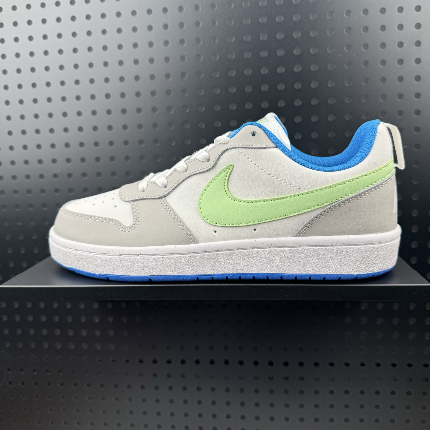 💰85
✅NIKE COURT BOROUGH LOW 耐克  低帮百搭透气休闲运动板鞋
经典耐用的设计 兼顾舒适脚感和出众风范 演绎匠心之作 结构性的支撑贴合感结合复古篮球设计 塑就场外全明星风范
货号:DV5456-005
Size:36 36.5 37.5 38 38.5 39 40 40.5 41 42 42.5 43 44 45（26）