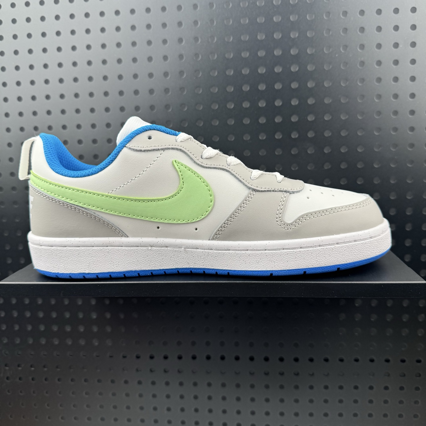 💰85
✅NIKE COURT BOROUGH LOW 耐克  低帮百搭透气休闲运动板鞋
经典耐用的设计 兼顾舒适脚感和出众风范 演绎匠心之作 结构性的支撑贴合感结合复古篮球设计 塑就场外全明星风范
货号:DV5456-005
Size:36 36.5 37.5 38 38.5 39 40 40.5 41 42 42.5 43 44 45（26）