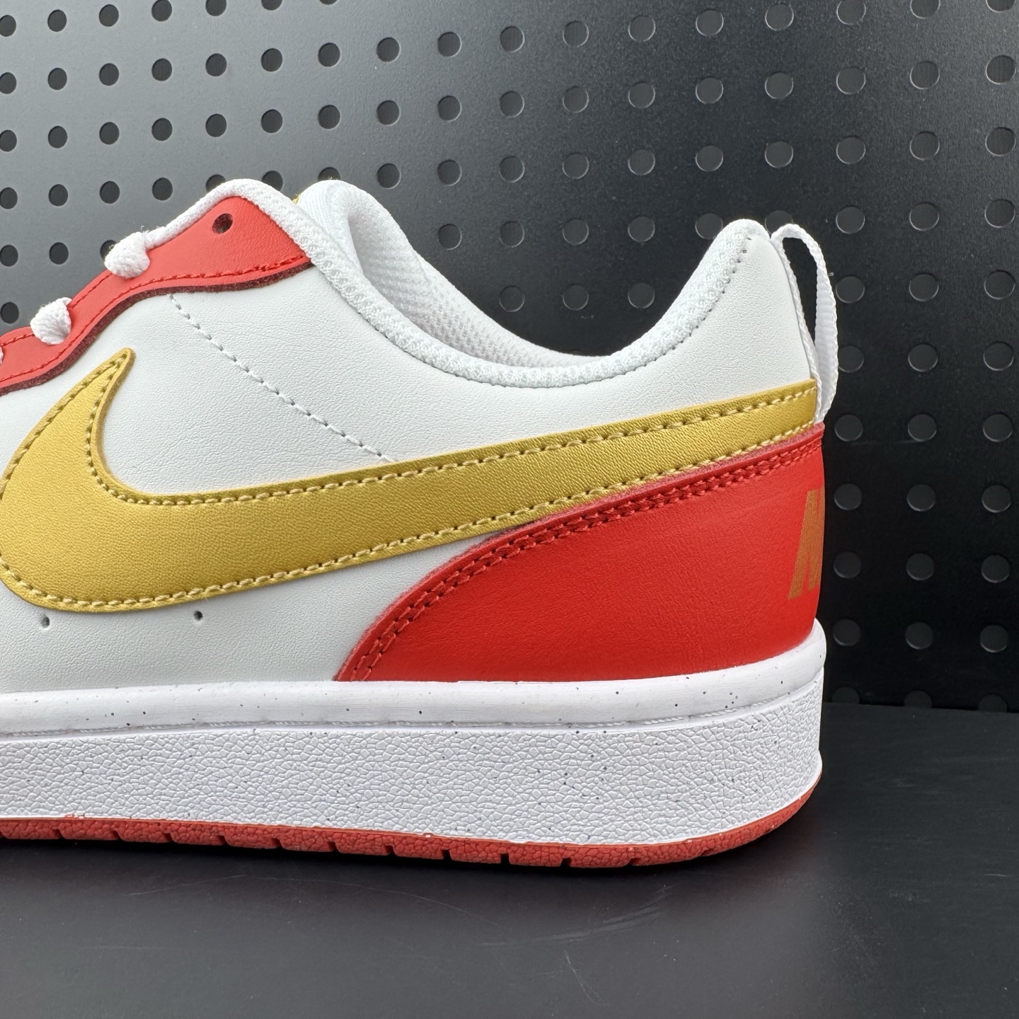 💰85
✅NIKE COURT BOROUGH LOW 耐克  低帮百搭透气休闲运动板鞋
经典耐用的设计 兼顾舒适脚感和出众风范 演绎匠心之作 结构性的支撑贴合感结合复古篮球设计 塑就场外全明星风范
货号:DV5456-137
Size:36 36.5 37.5 38 38.5 39 40 40.5 41 42 42.5 43 44 45（26）