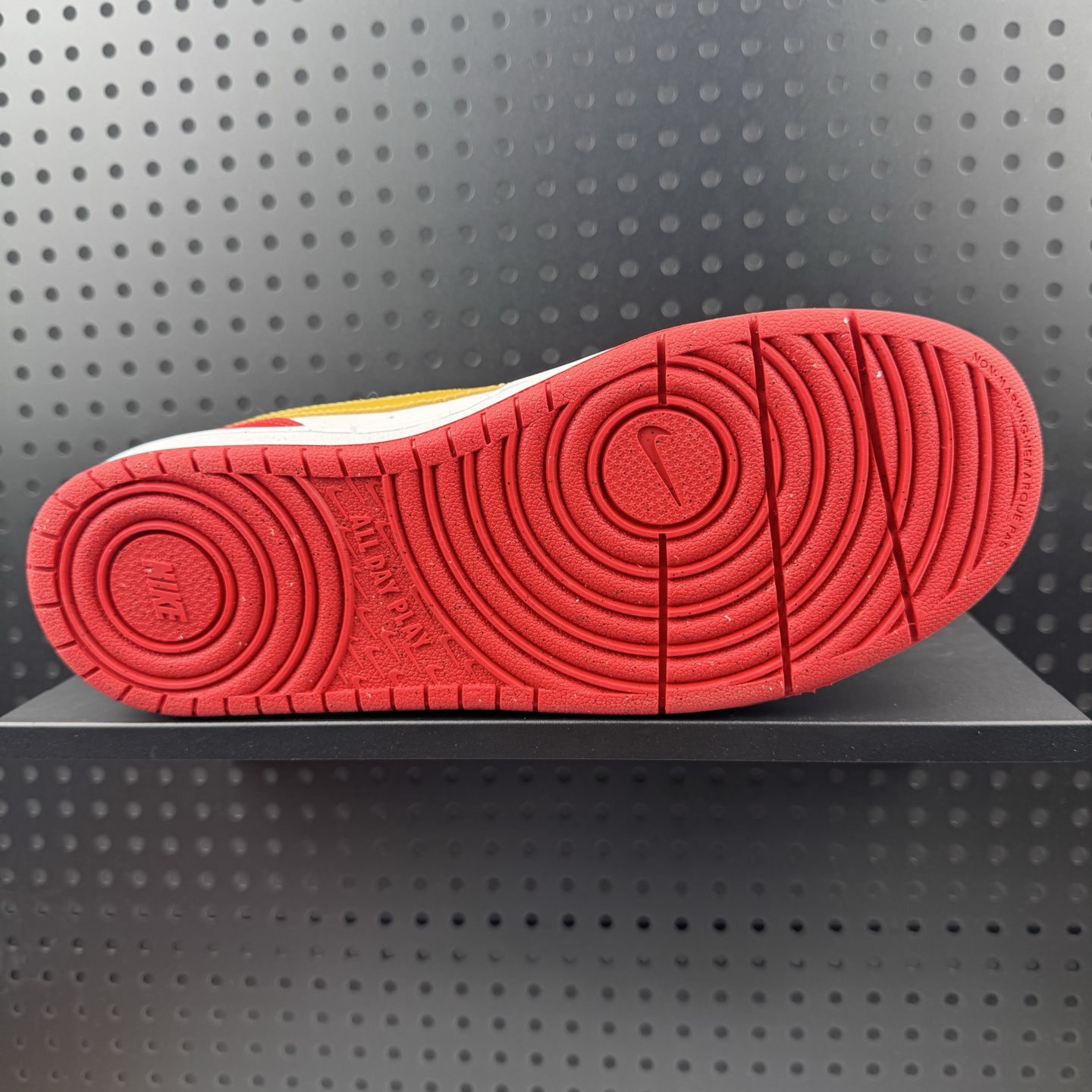 💰85
✅NIKE COURT BOROUGH LOW 耐克  低帮百搭透气休闲运动板鞋
经典耐用的设计 兼顾舒适脚感和出众风范 演绎匠心之作 结构性的支撑贴合感结合复古篮球设计 塑就场外全明星风范
货号:DV5456-137
Size:36 36.5 37.5 38 38.5 39 40 40.5 41 42 42.5 43 44 45（26）