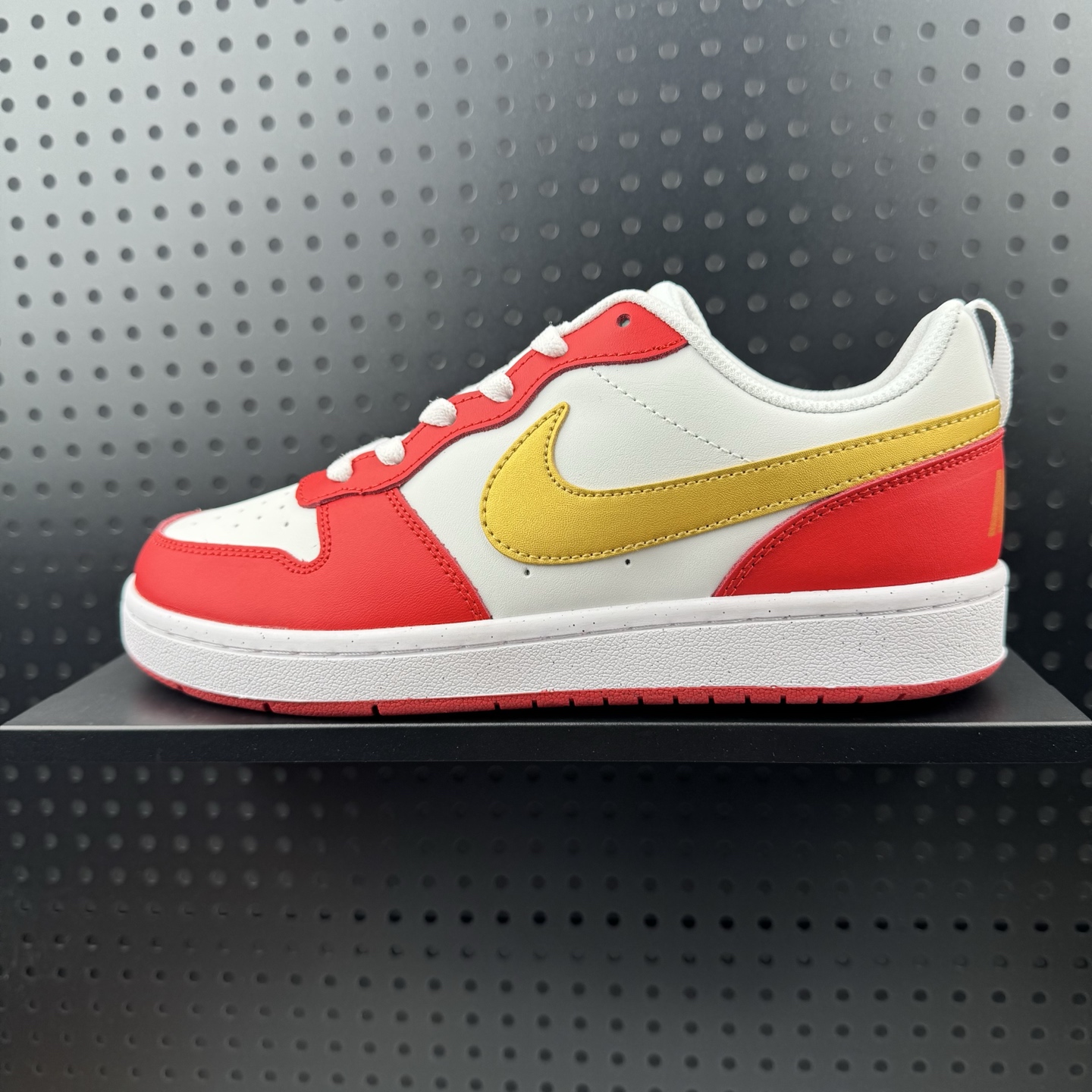 💰85
✅NIKE COURT BOROUGH LOW 耐克  低帮百搭透气休闲运动板鞋
经典耐用的设计 兼顾舒适脚感和出众风范 演绎匠心之作 结构性的支撑贴合感结合复古篮球设计 塑就场外全明星风范
货号:DV5456-137
Size:36 36.5 37.5 38 38.5 39 40 40.5 41 42 42.5 43 44 45（26）