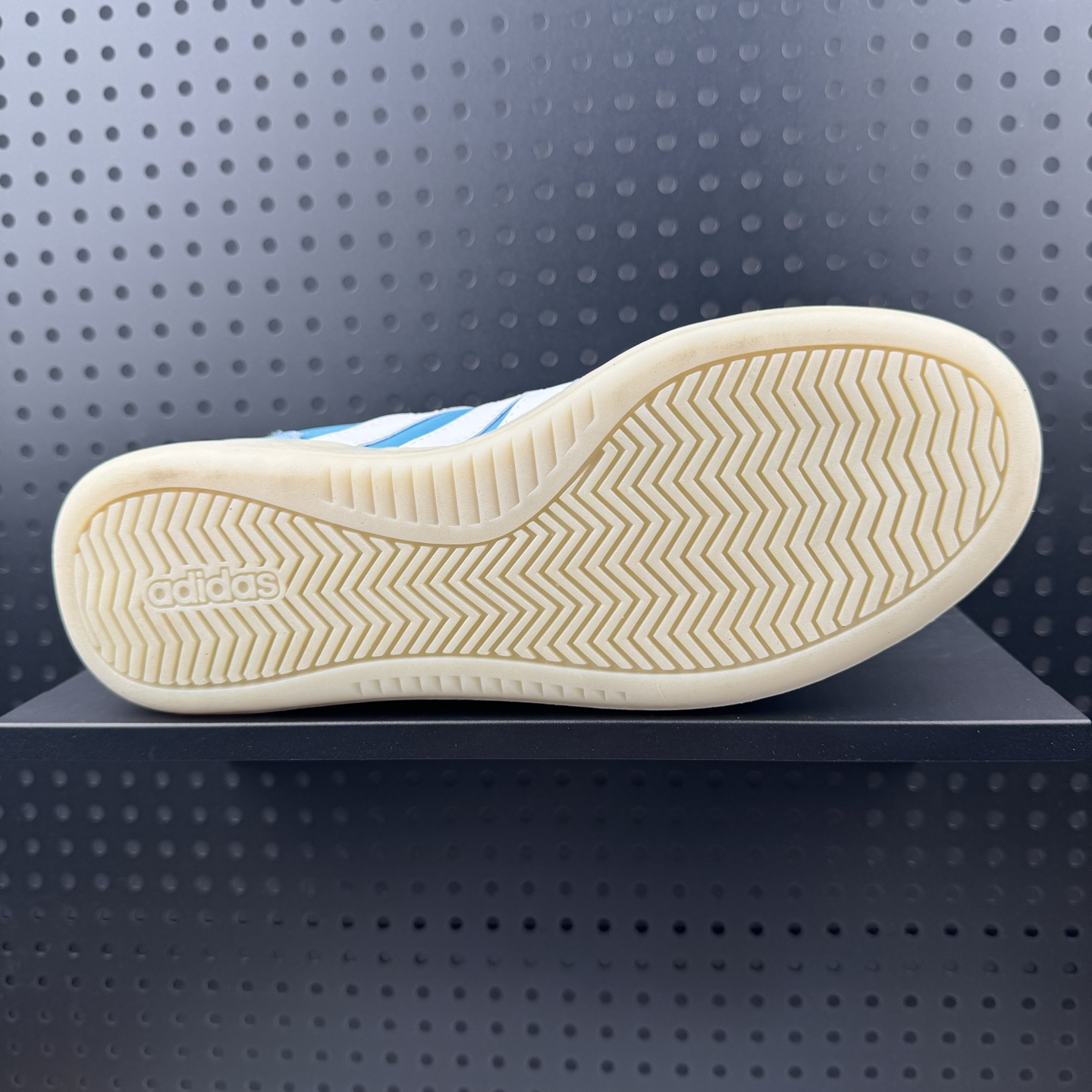 💰100
✅阿迪达斯Adidas  BARREDA DECODE果冻T头鞋德训鞋运动鞋
原楦原纸板开发 尼龙+麂皮拼接鞋面，舒适透气。宽楦鞋型，释放双脚，告别束缚。EVA半透明果冻大底，脚感舒适，防滑耐磨。
货号：JI2316
码数：36 36.5 37 38 38.5 39 40 40.5 41 42 42.5 43 44 44.5 45（26）