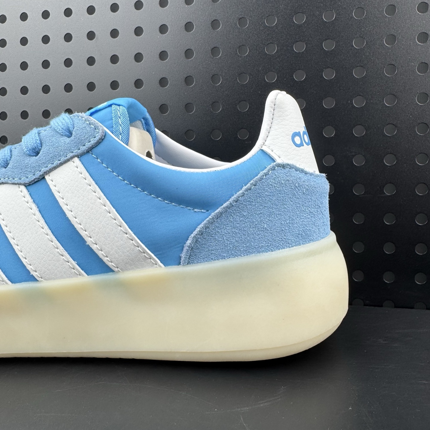 💰100
✅阿迪达斯Adidas  BARREDA DECODE果冻T头鞋德训鞋运动鞋
原楦原纸板开发 尼龙+麂皮拼接鞋面，舒适透气。宽楦鞋型，释放双脚，告别束缚。EVA半透明果冻大底，脚感舒适，防滑耐磨。
货号：JI2316
码数：36 36.5 37 38 38.5 39 40 40.5 41 42 42.5 43 44 44.5 45（26）