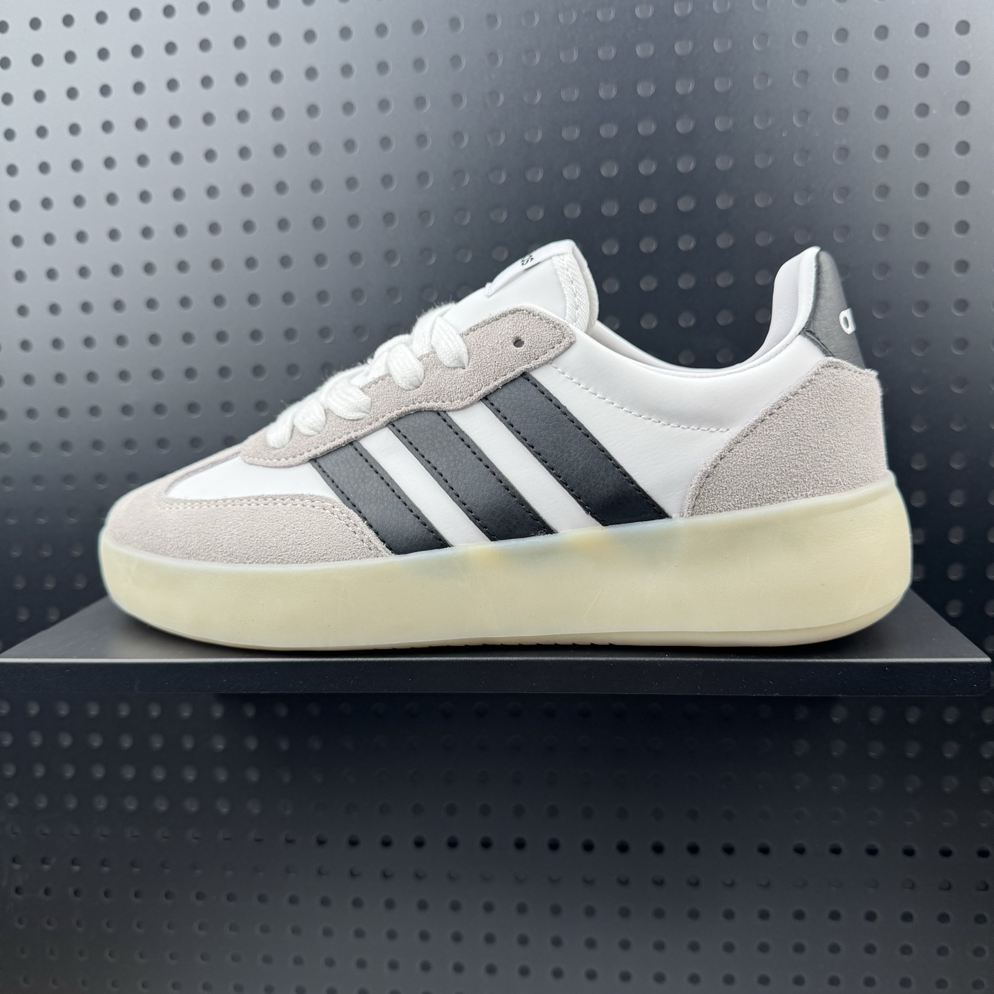 💰100
✅阿迪达斯Adidas  BARREDA DECODE果冻T头鞋德训鞋运动鞋
原楦原纸板开发 尼龙+麂皮拼接鞋面，舒适透气。宽楦鞋型，释放双脚，告别束缚。EVA半透明果冻大底，脚感舒适，防滑耐磨。
货号：JI2315
码数：36 36.5 37 38 38.5 39 40 40.5 41 42 42.5 43 44 44.5 45（26）