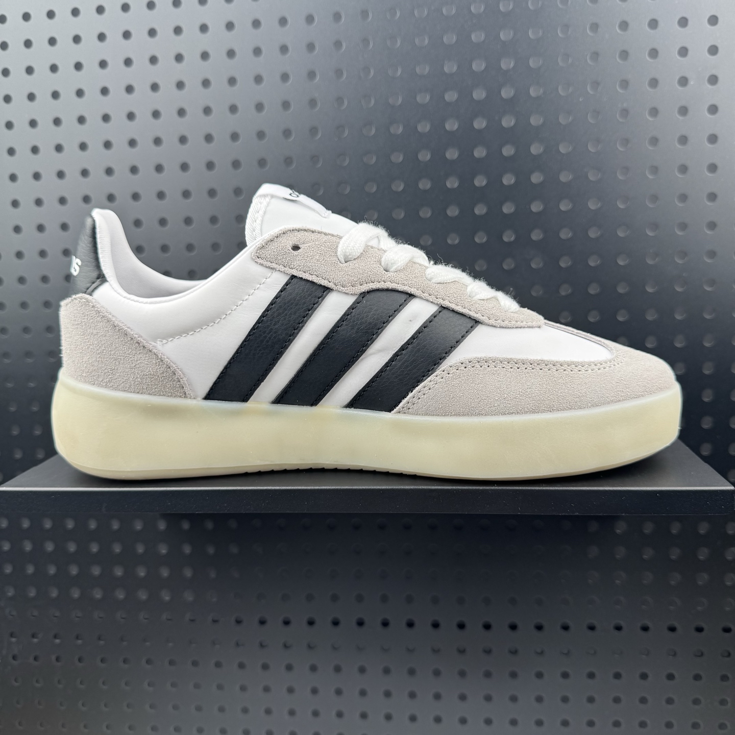 💰100
✅阿迪达斯Adidas  BARREDA DECODE果冻T头鞋德训鞋运动鞋
原楦原纸板开发 尼龙+麂皮拼接鞋面，舒适透气。宽楦鞋型，释放双脚，告别束缚。EVA半透明果冻大底，脚感舒适，防滑耐磨。
货号：JI2315
码数：36 36.5 37 38 38.5 39 40 40.5 41 42 42.5 43 44 44.5 45（26）
