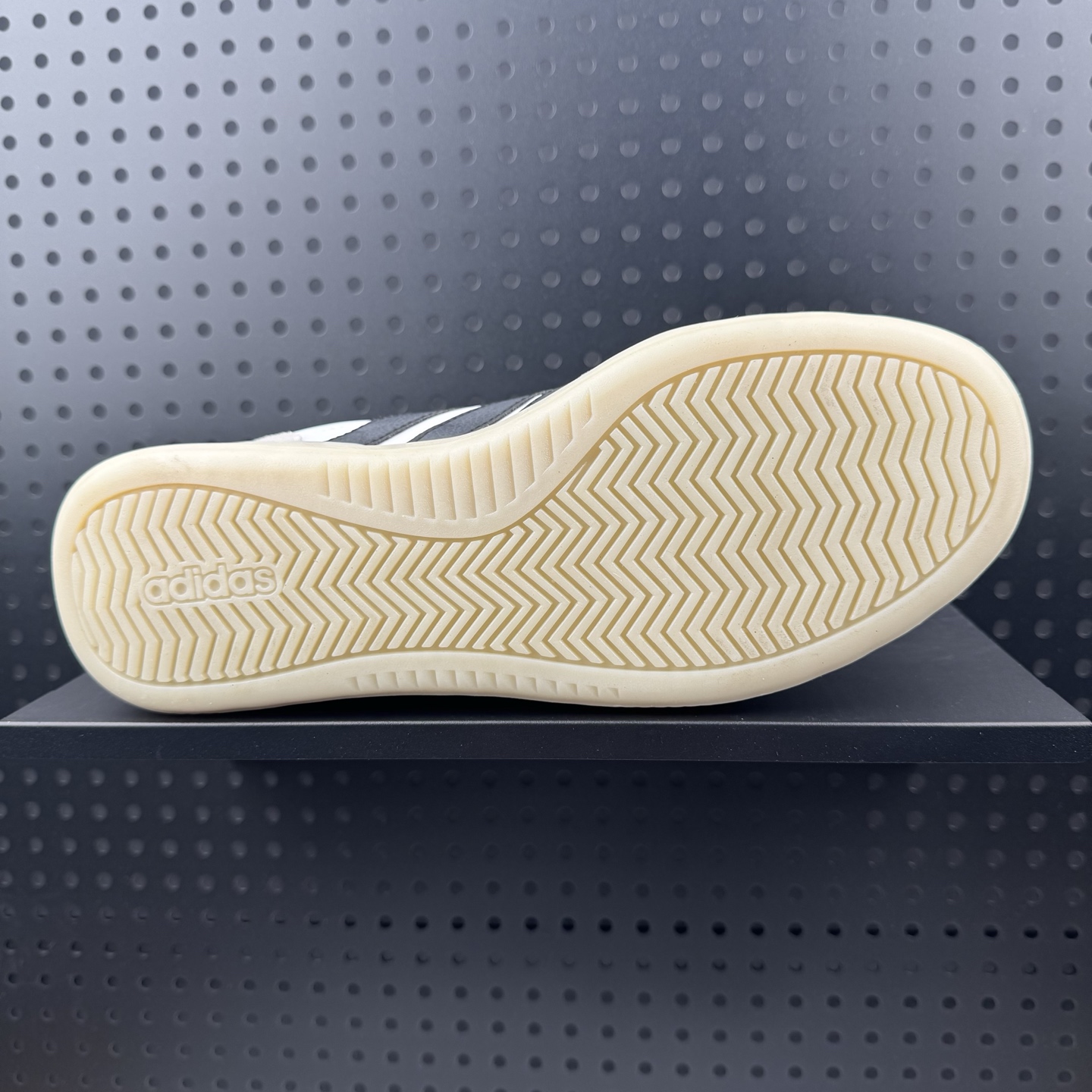 💰100
✅阿迪达斯Adidas  BARREDA DECODE果冻T头鞋德训鞋运动鞋
原楦原纸板开发 尼龙+麂皮拼接鞋面，舒适透气。宽楦鞋型，释放双脚，告别束缚。EVA半透明果冻大底，脚感舒适，防滑耐磨。
货号：JI2315
码数：36 36.5 37 38 38.5 39 40 40.5 41 42 42.5 43 44 44.5 45（26）