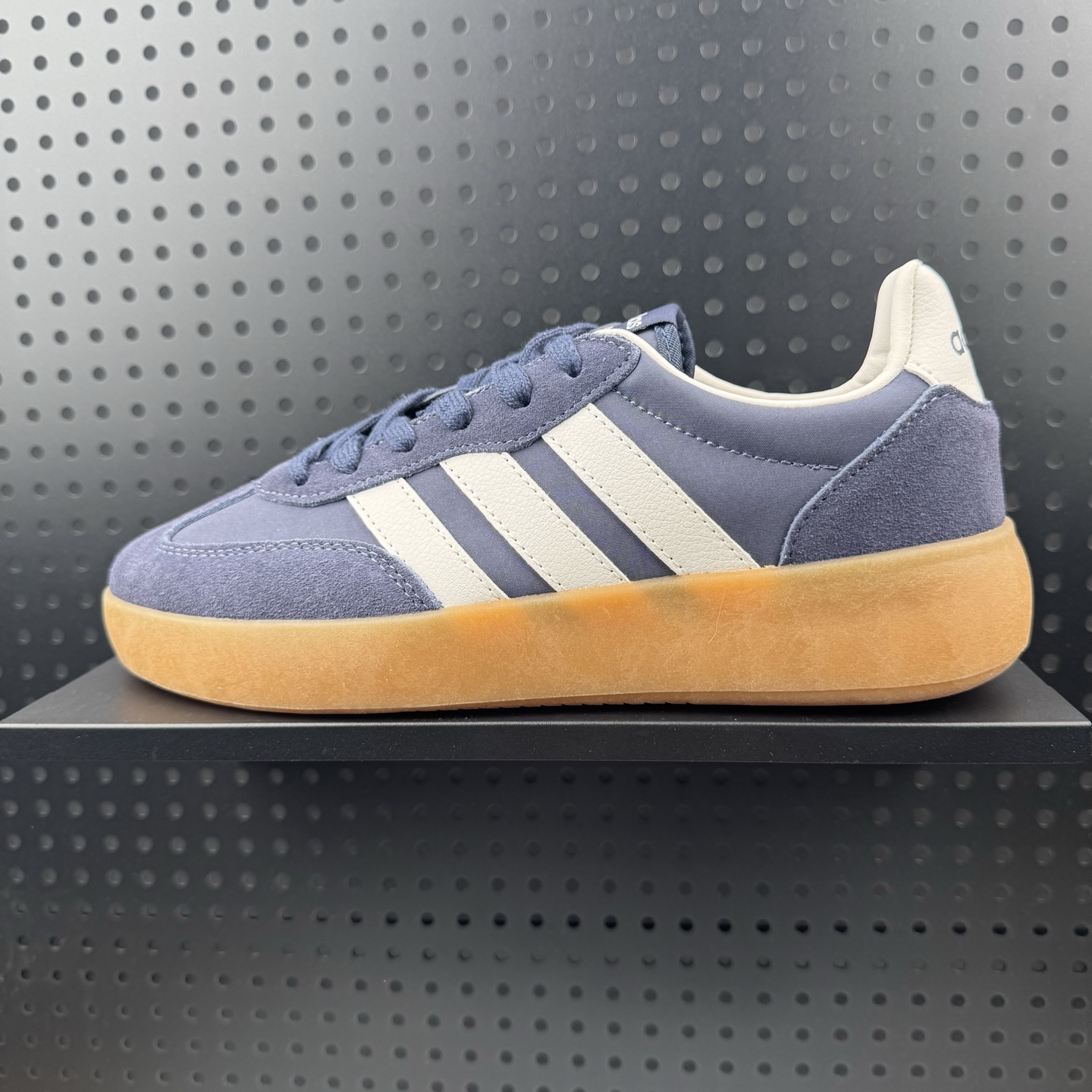 💰100
✅阿迪达斯Adidas  BARREDA DECODE果冻T头鞋德训鞋运动鞋
原楦原纸板开发 尼龙+麂皮拼接鞋面，舒适透气。宽楦鞋型，释放双脚，告别束缚。EVA半透明果冻大底，脚感舒适，防滑耐磨。
货号：JQ7327
码数：36 36.5 37 38 38.5 39 40 40.5 41 42 42.5 43 44 44.5 45（26）