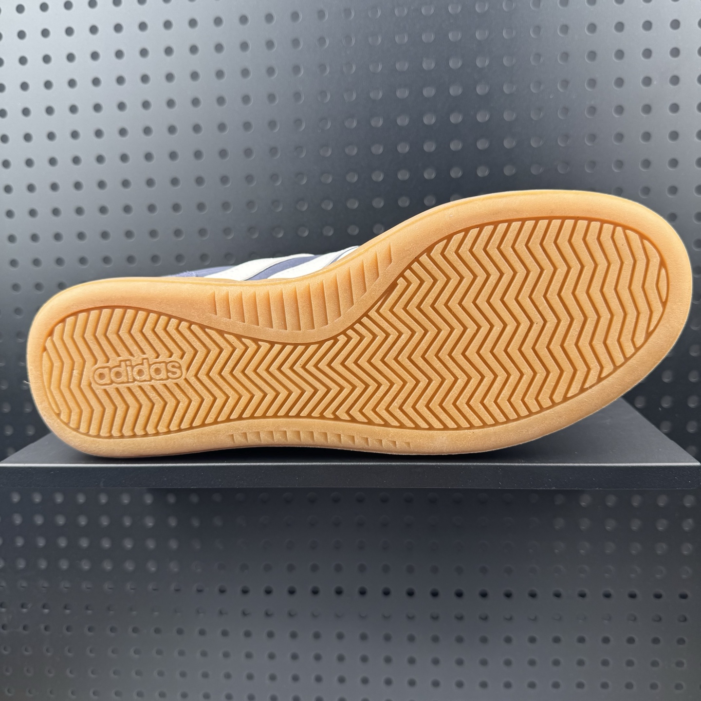 💰100
✅阿迪达斯Adidas  BARREDA DECODE果冻T头鞋德训鞋运动鞋
原楦原纸板开发 尼龙+麂皮拼接鞋面，舒适透气。宽楦鞋型，释放双脚，告别束缚。EVA半透明果冻大底，脚感舒适，防滑耐磨。
货号：JQ7327
码数：36 36.5 37 38 38.5 39 40 40.5 41 42 42.5 43 44 44.5 45（26）