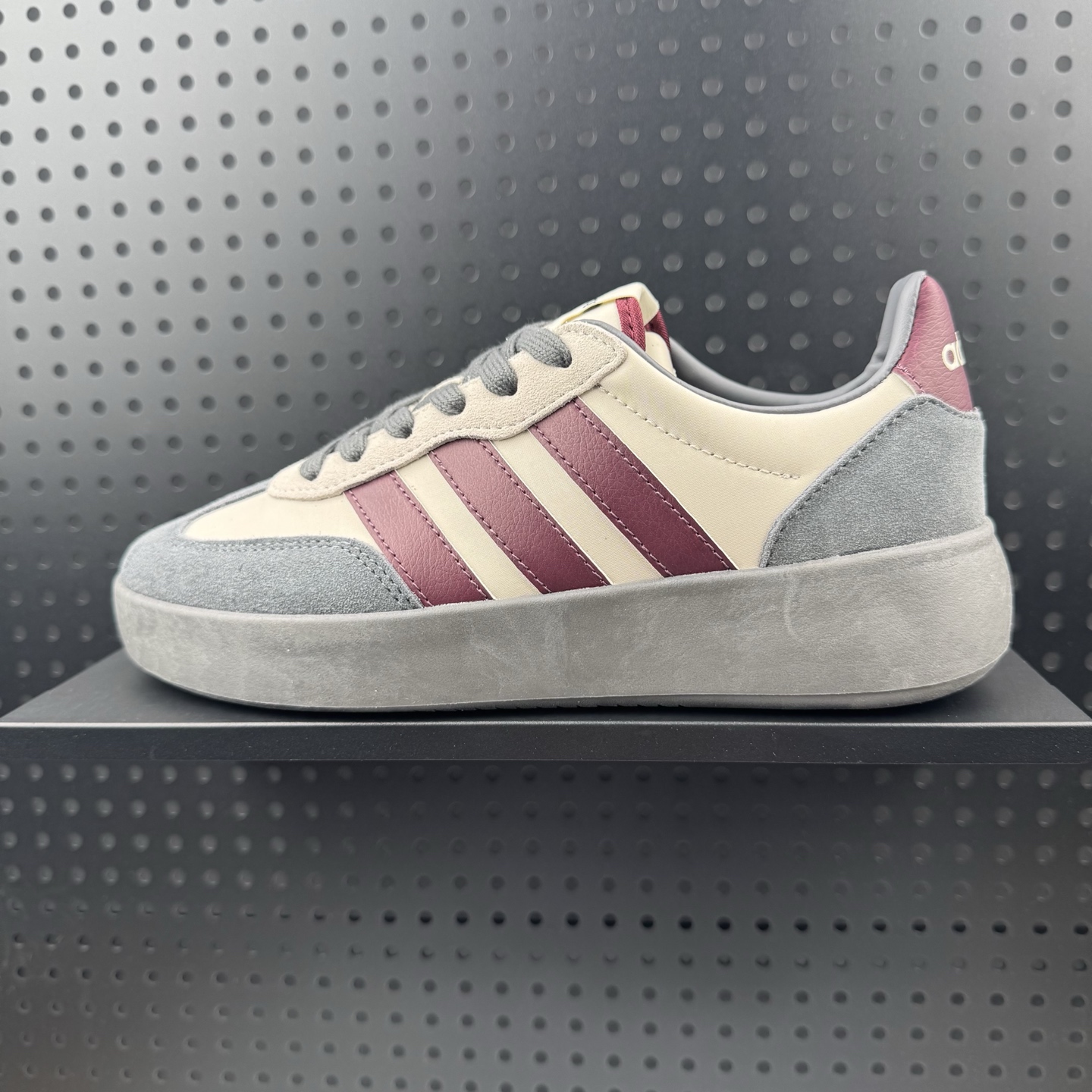 💰100
✅阿迪达斯Adidas  BARREDA DECODE果冻T头鞋德训鞋运动鞋
原楦原纸板开发 尼龙+麂皮拼接鞋面，舒适透气。宽楦鞋型，释放双脚，告别束缚。EVA半透明果冻大底，脚感舒适，防滑耐磨。
货号：JQ6677
码数：36 36.5 37 38 38.5 39 40 40.5 41 42 42.5 43 44 44.5 45（26）