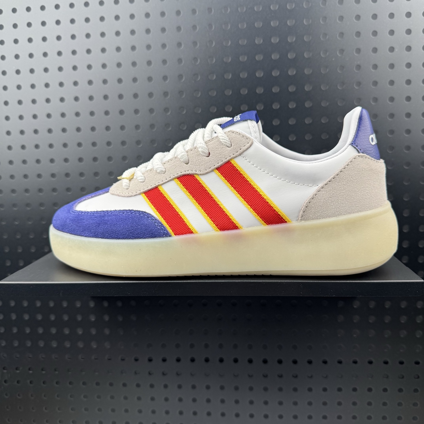 💰100
✅阿迪达斯Adidas  BARREDA DECODE果冻T头鞋德训鞋运动鞋
原楦原纸板开发 尼龙+麂皮拼接鞋面，舒适透气。宽楦鞋型，释放双脚，告别束缚。EVA半透明果冻大底，脚感舒适，防滑耐磨。
货号：JQ6669
码数：36 36.5 37 38 38.5 39 40 40.5 41 42 42.5 43 44 44.5 45（26）