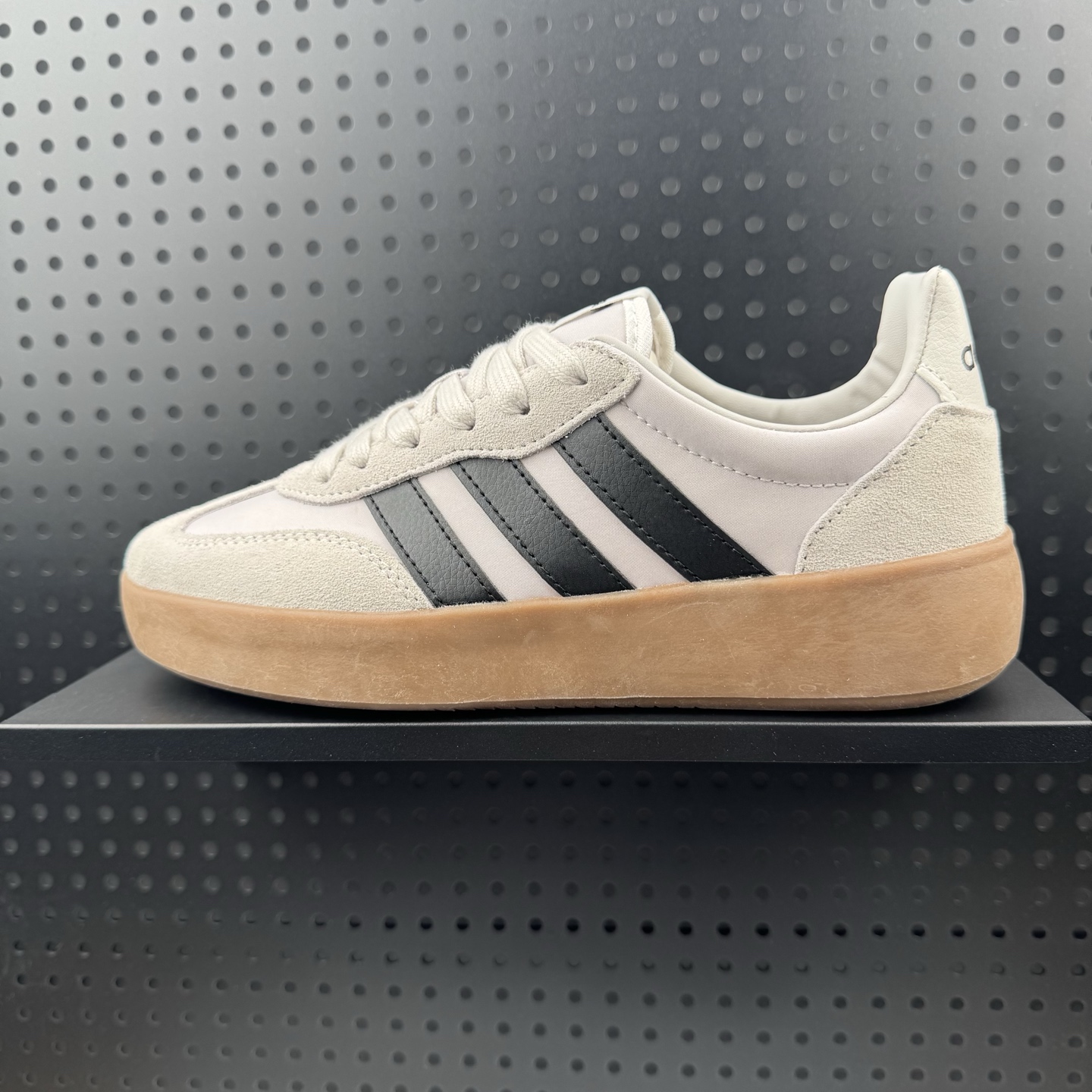 💰100
✅阿迪达斯Adidas  BARREDA DECODE果冻T头鞋德训鞋运动鞋
原楦原纸板开发 尼龙+麂皮拼接鞋面，舒适透气。宽楦鞋型，释放双脚，告别束缚。EVA半透明果冻大底，脚感舒适，防滑耐磨。
货号：JQ6675
码数：36 36.5 37 38 38.5 39 40 40.5 41 42 42.5 43 44 44.5 45（26）