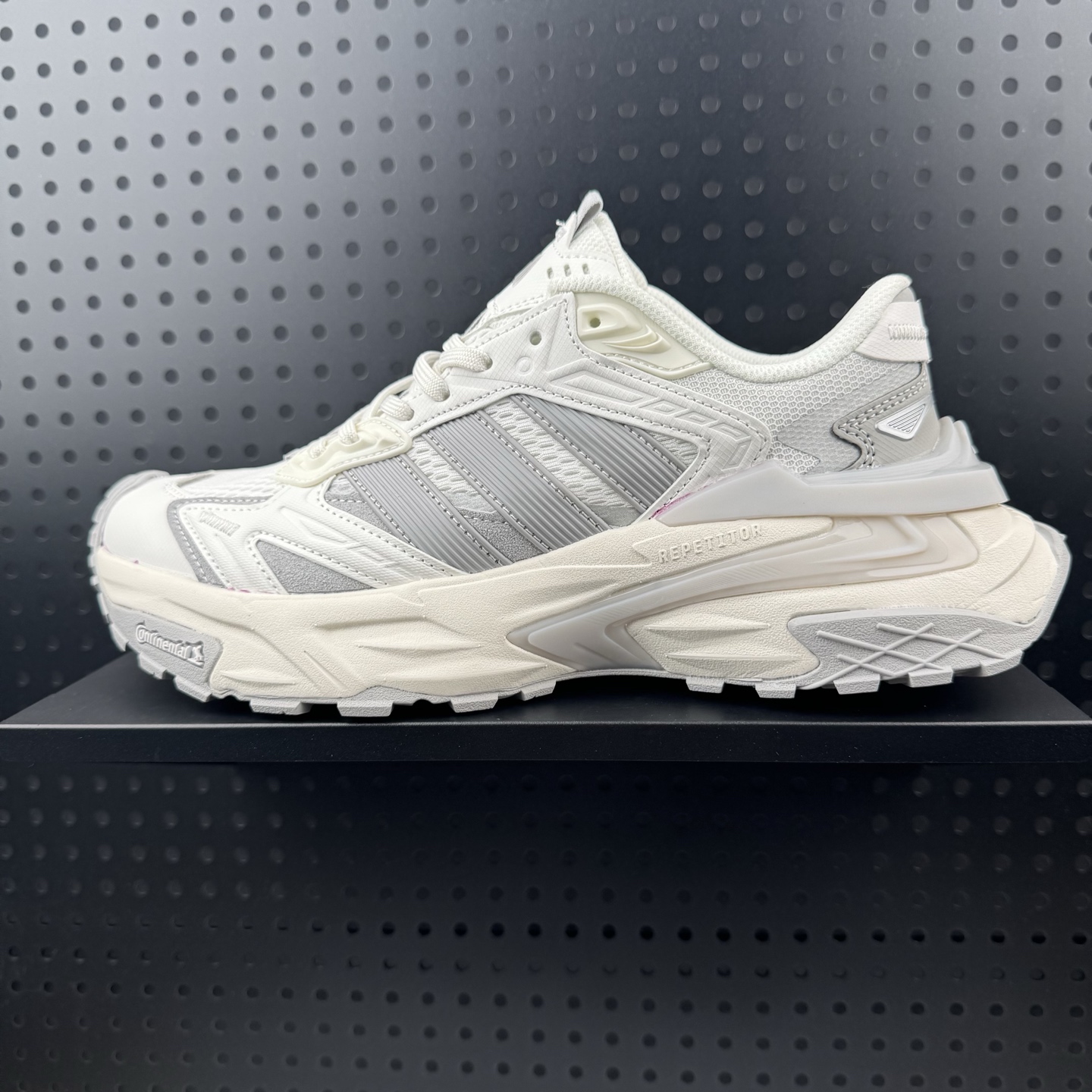 💰150
✅Adidas XLG Storm Edge 阿迪复古透气休闲老爹鞋
区别先行版 细节品质均有升级
鞋面由三明治网布制成 提供卓越的空气流通性能 中底使用品牌独有的Bounce缓震技术 帮助减少地面对关节的冲击力 提升整体的舒适性 鞋子的设计风格简约大气 同时兼顾功能性和美感 适用于各种场景
货号：JQ4083 
尺码： 39 40 40.5 41 42 42.5 43 44 44.5 45 46（26）